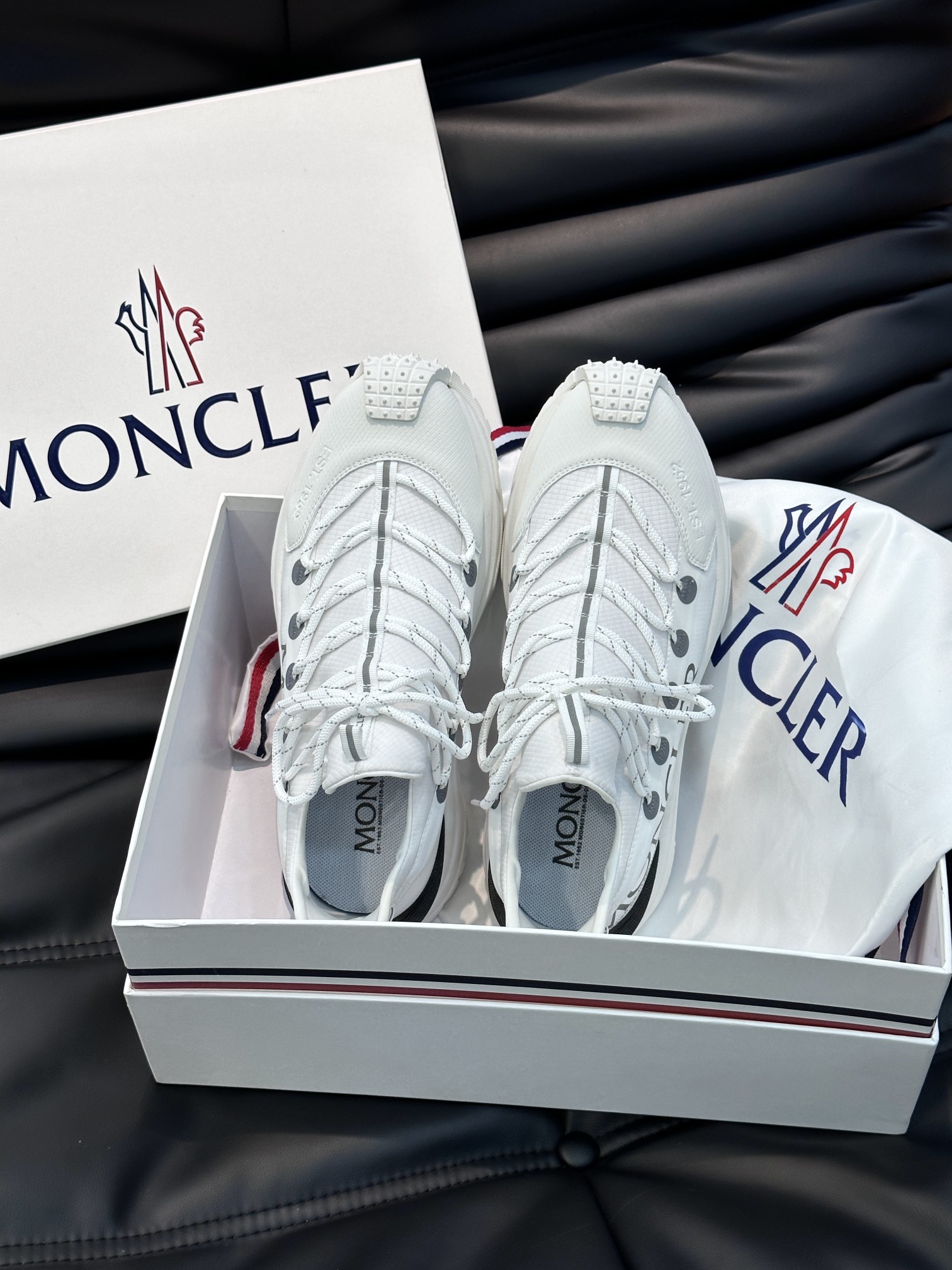 Moncler/蒙口男士户外系带运动鞋具有舒适防滑性能采用皮革和科技面料制成专为户外跑步或都市漫步而设兼