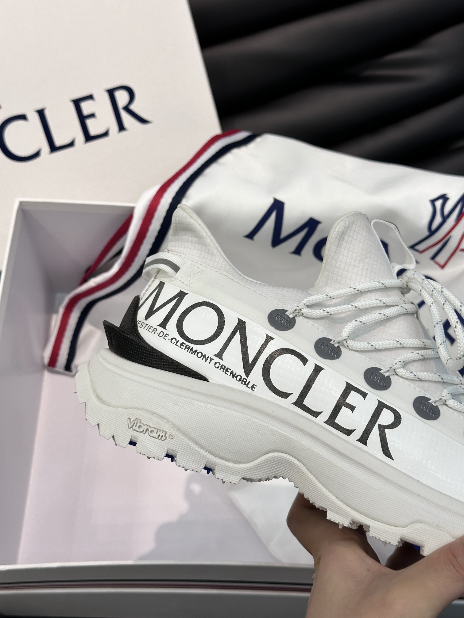 Moncler/蒙口男士户外系带运动鞋具有舒适防滑性能采用皮革和科技面料制成专为户外跑步或都市漫步而设兼