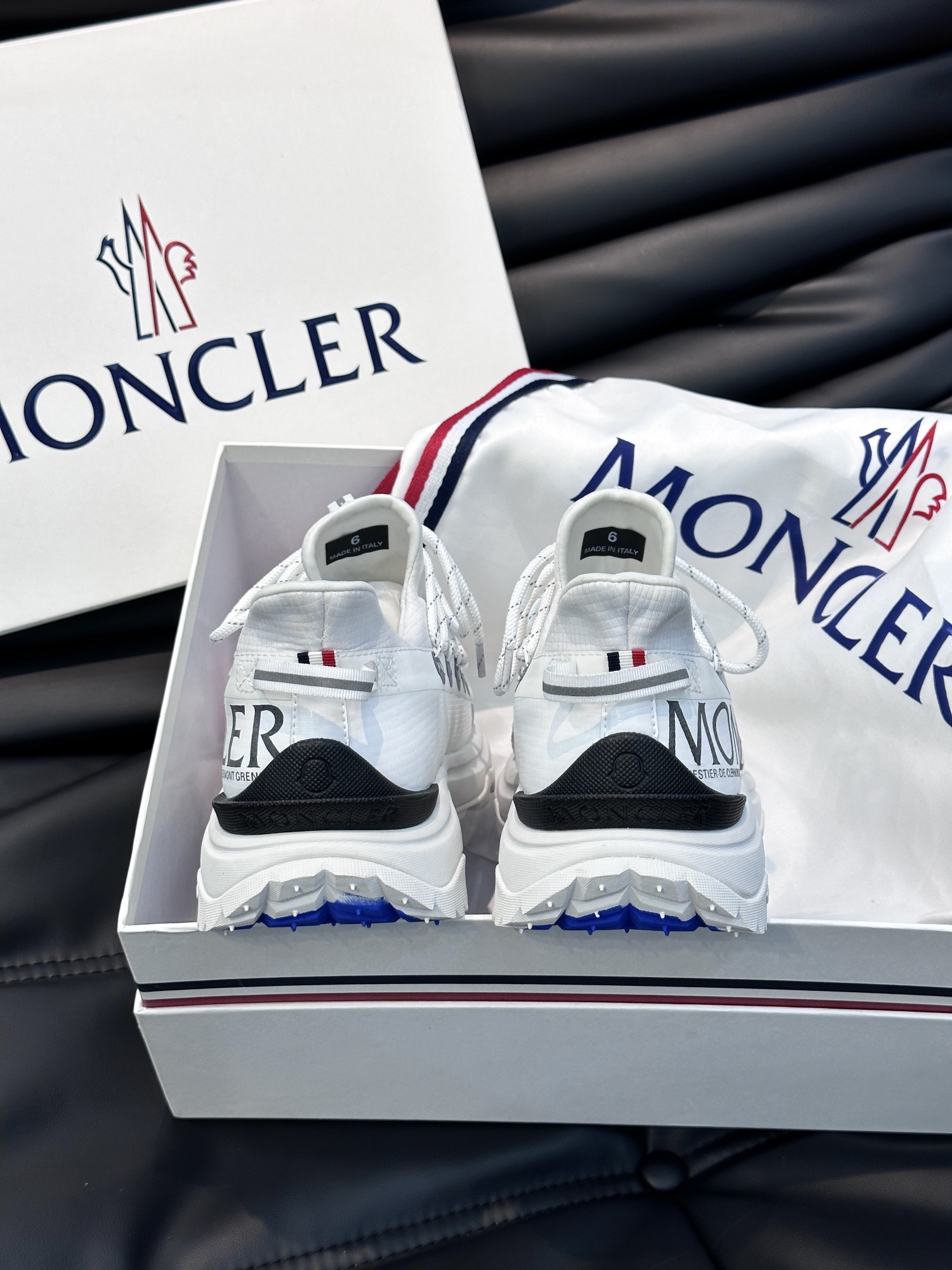 Moncler/蒙口男士户外系带运动鞋具有舒适防滑性能采用皮革和科技面料制成专为户外跑步或都市漫步而设兼