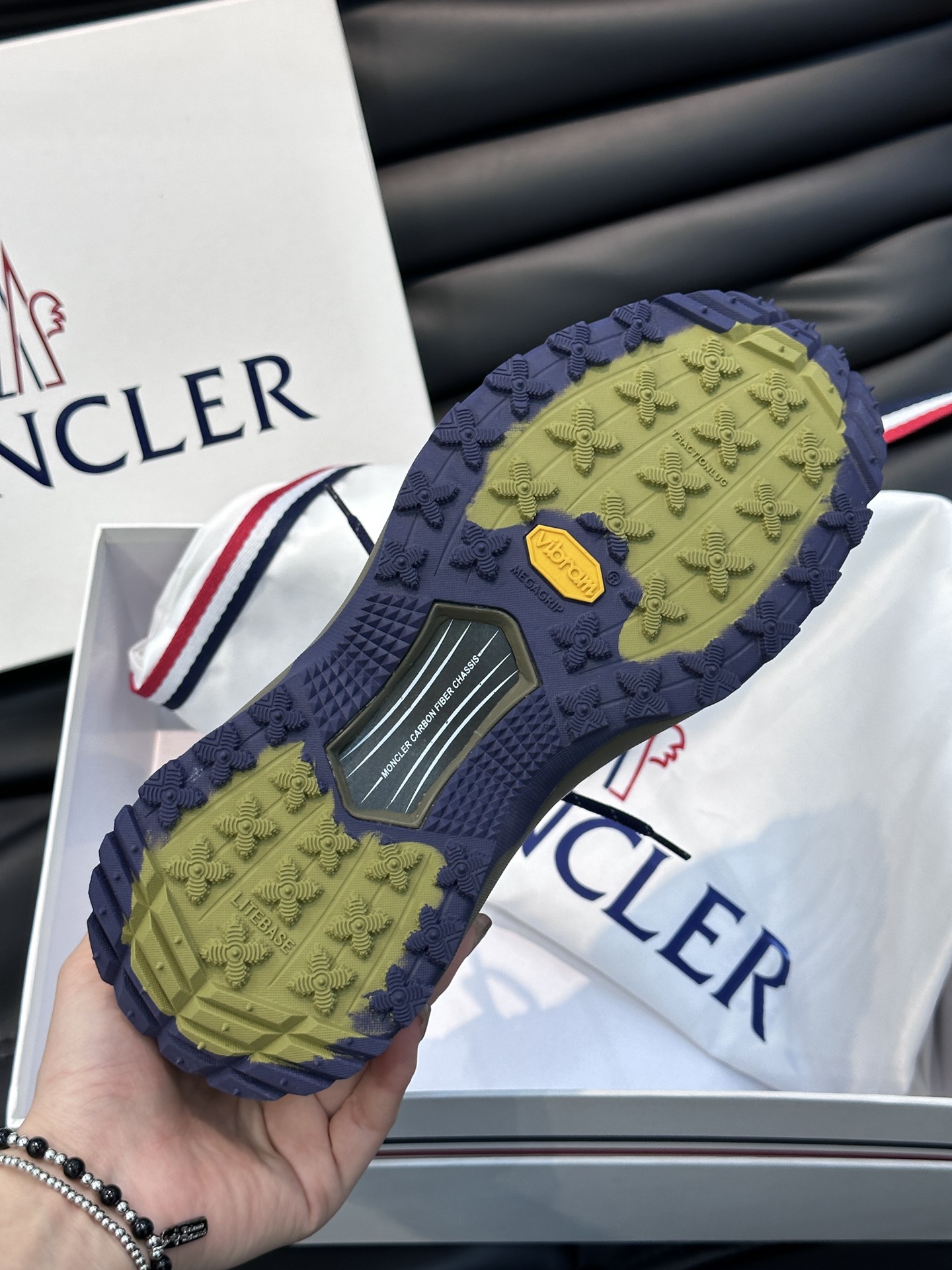 Moncler/蒙口男士户外系带运动鞋具有舒适防滑性能采用皮革和科技面料制成专为户外跑步或都市漫步而设兼