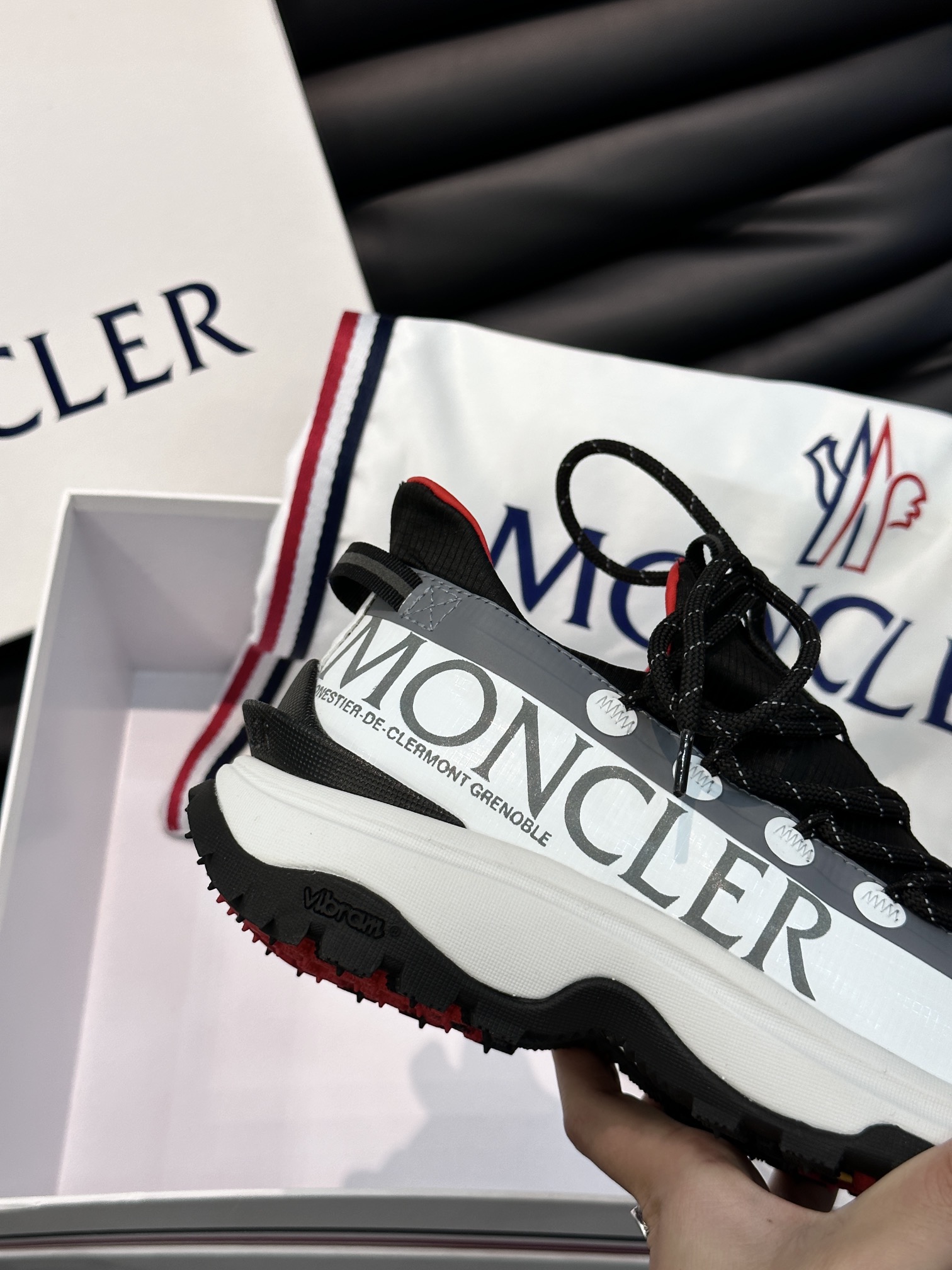 Moncler/蒙口男士户外系带运动鞋具有舒适防滑性能采用皮革和科技面料制成专为户外跑步或都市漫步而设兼