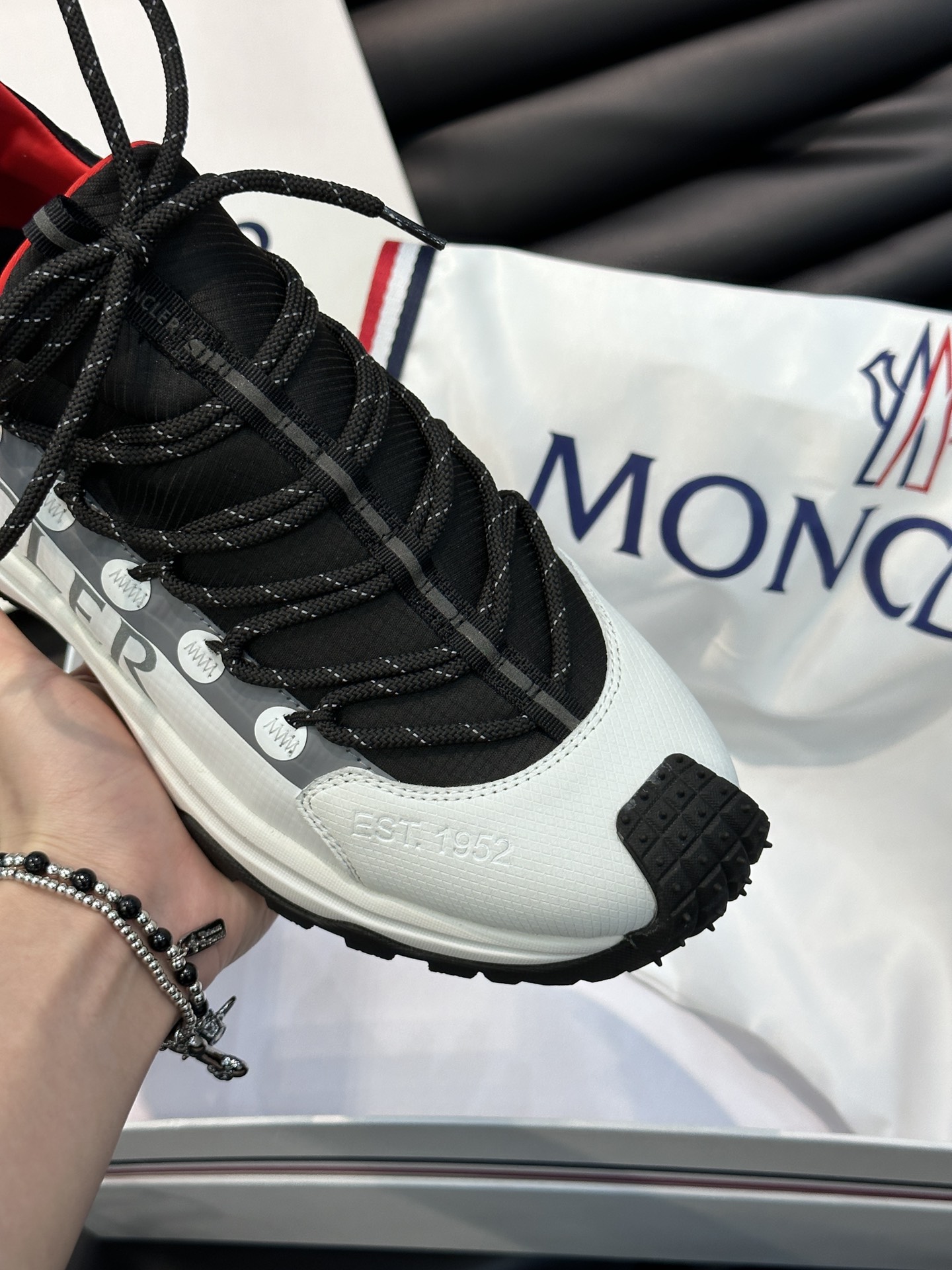 Moncler/蒙口男士户外系带运动鞋具有舒适防滑性能采用皮革和科技面料制成专为户外跑步或都市漫步而设兼