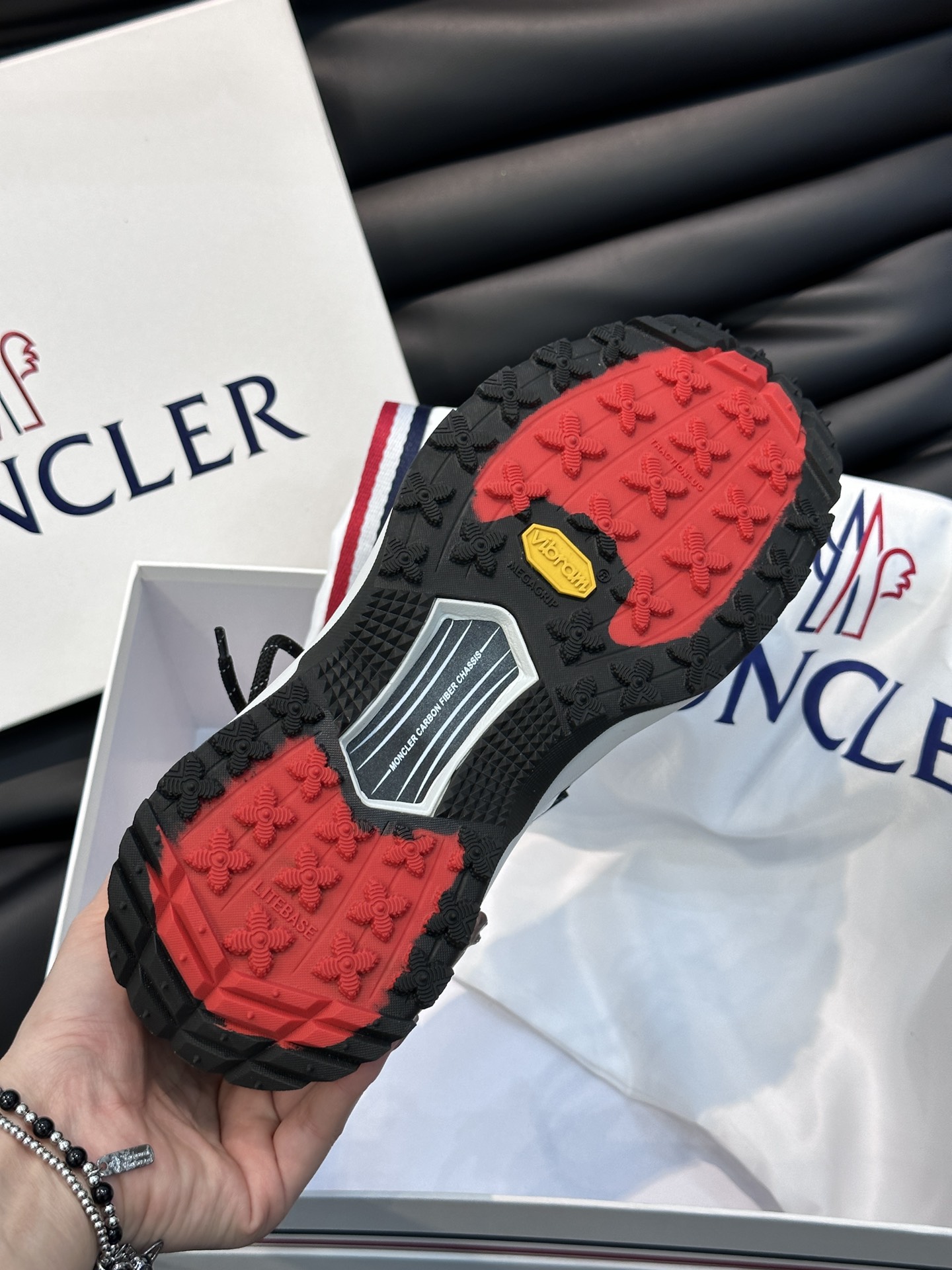 Moncler/蒙口男士户外系带运动鞋具有舒适防滑性能采用皮革和科技面料制成专为户外跑步或都市漫步而设兼