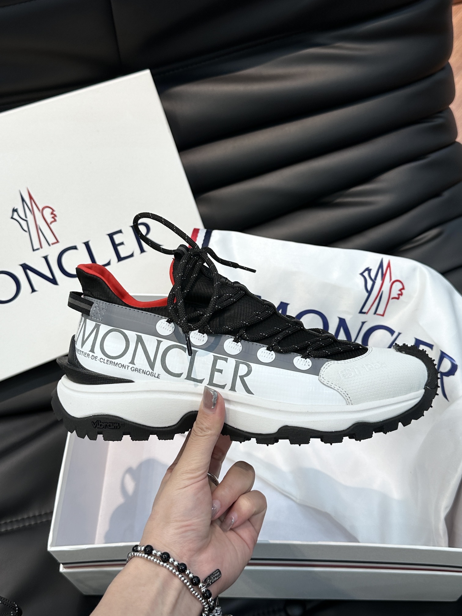 Moncler/蒙口男士户外系带运动鞋具有舒适防滑性能采用皮革和科技面料制成专为户外跑步或都市漫步而设兼