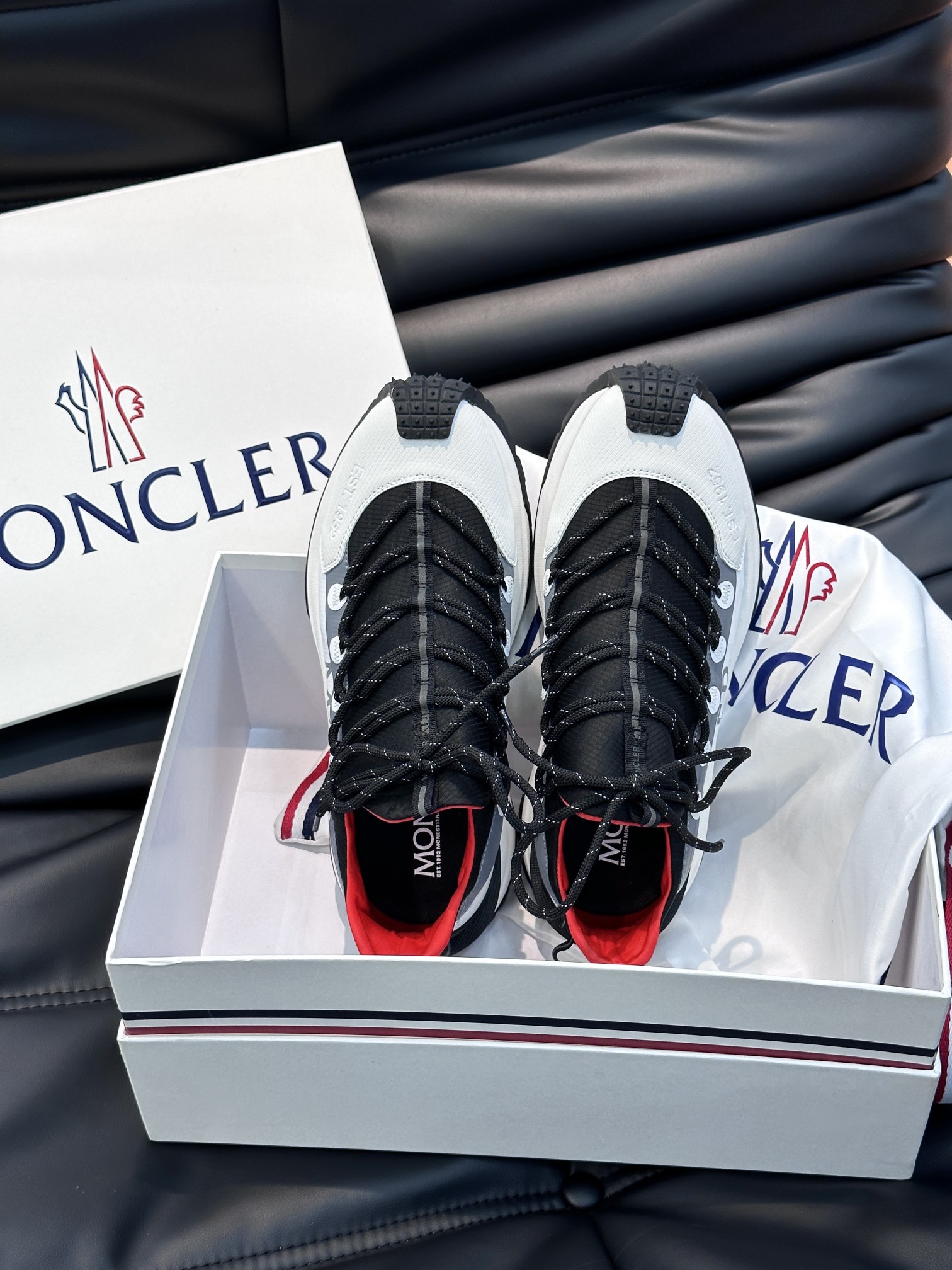 Moncler/蒙口男士户外系带运动鞋具有舒适防滑性能采用皮革和科技面料制成专为户外跑步或都市漫步而设兼