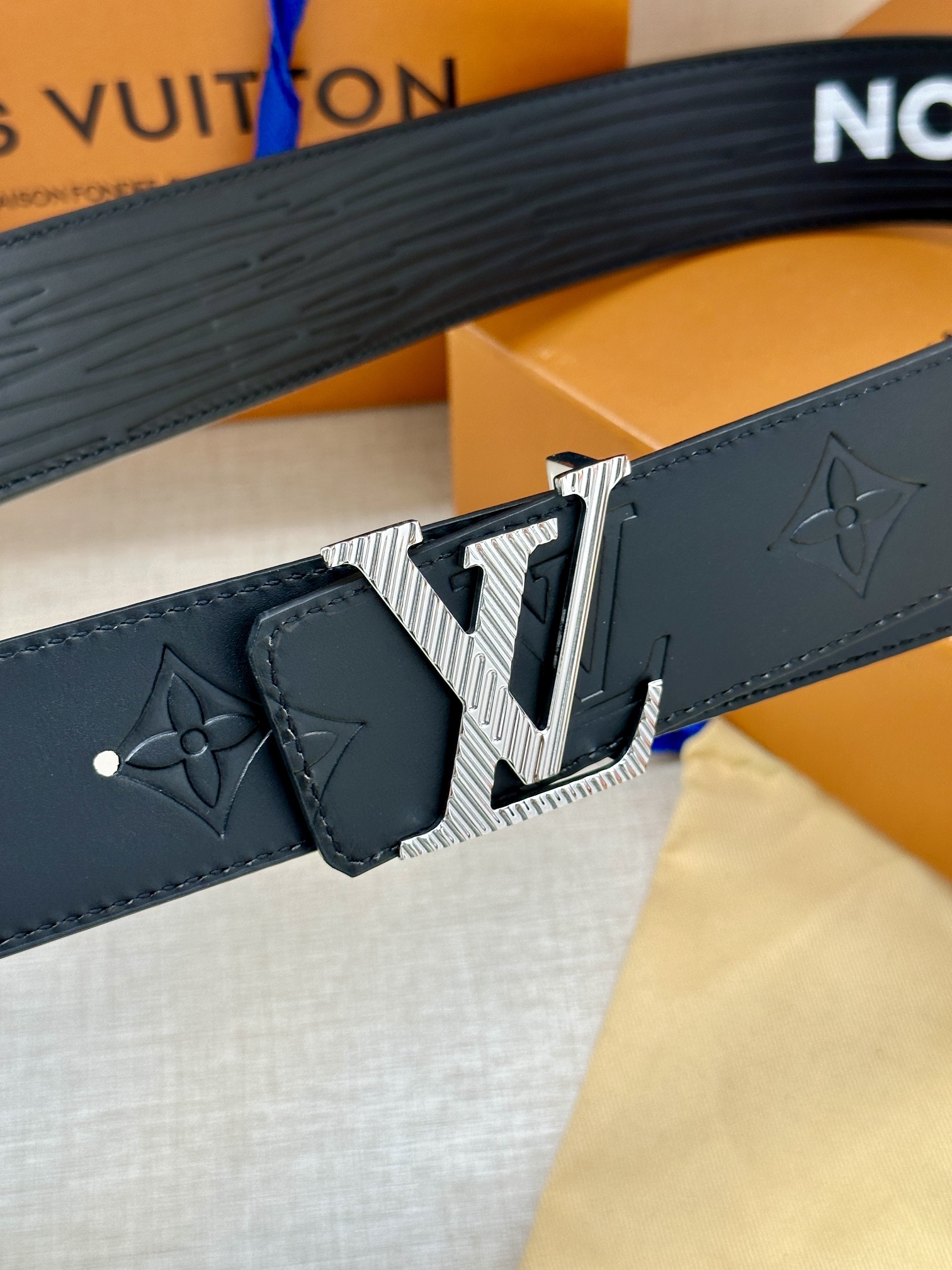 LV Initiales 双面腰带拥有 XL Epi 皮革的较大粒面纹理,以移印工艺描绘路易威登标识,翻转即现 Monogram 压纹图案 2