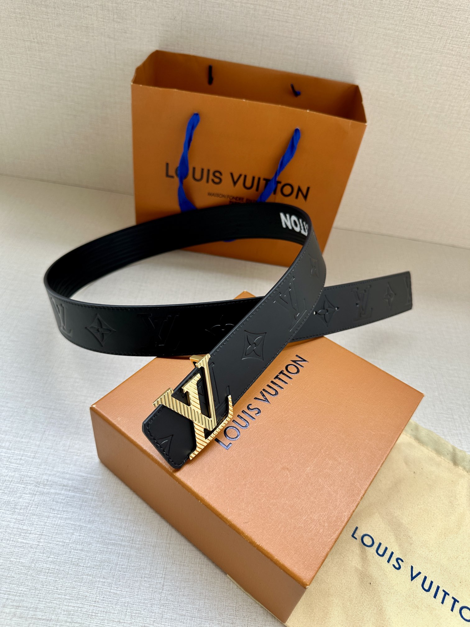 LV Initiales 双面腰带拥有 XL Epi 皮革的较大粒面纹理,以移印工艺描绘路易威登标识,翻转即现 Monogram 压纹图案 9