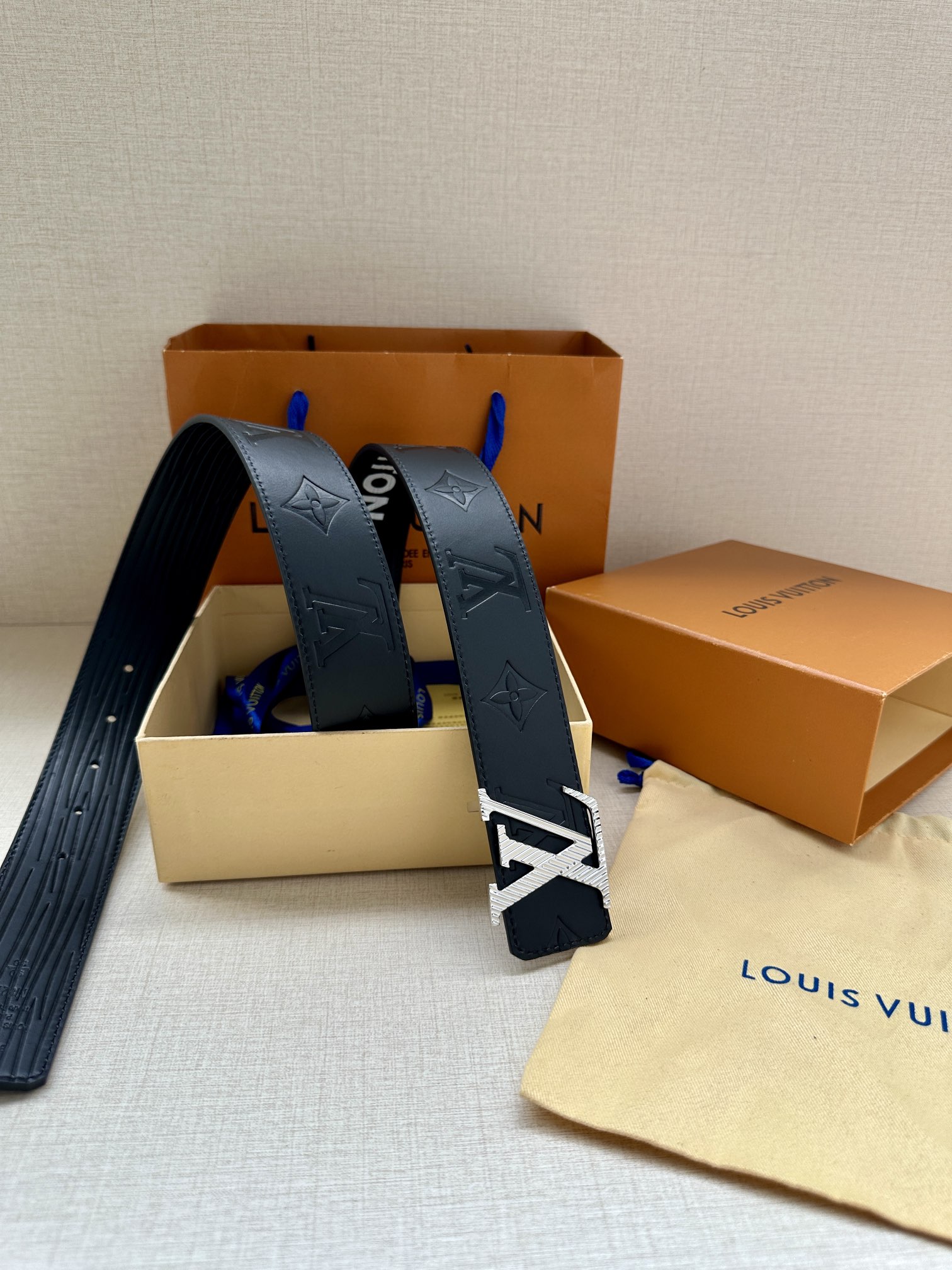 LV Initiales 双面腰带拥有 XL Epi 皮革的较大粒面纹理,以移印工艺描绘路易威登标识,翻转即现 Monogram 压纹图案 3
