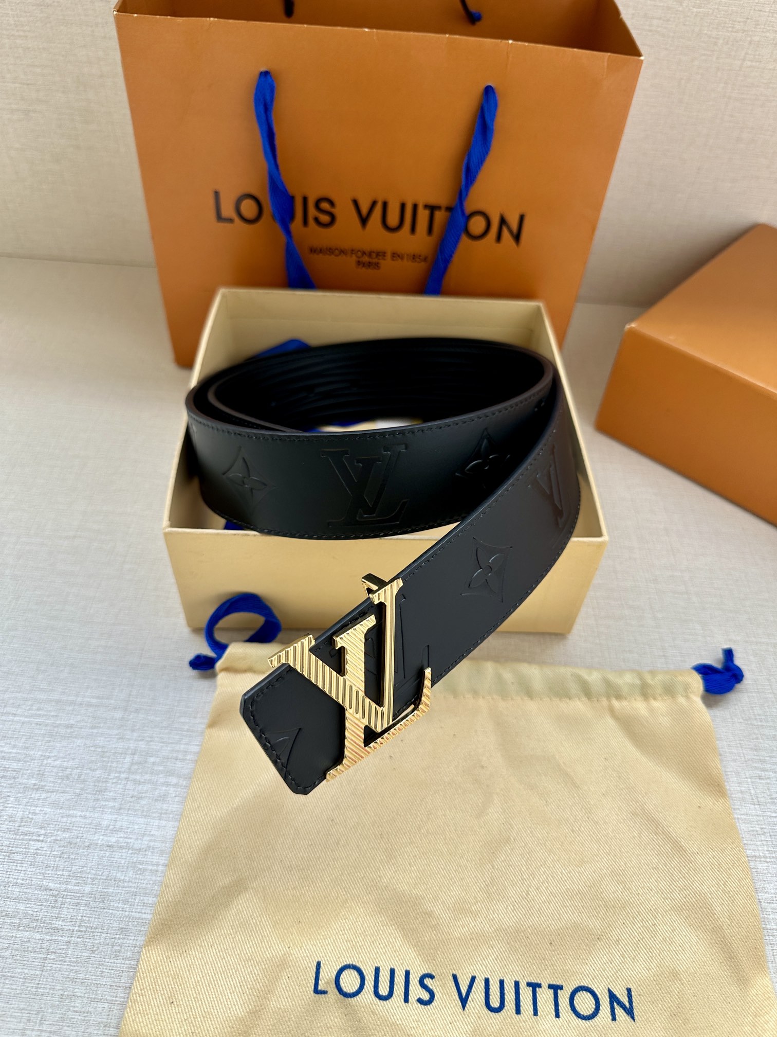 LV Initiales 双面腰带拥有 XL Epi 皮革的较大粒面纹理,以移印工艺描绘路易威登标识,翻转即现 Monogram 压纹图案 6
