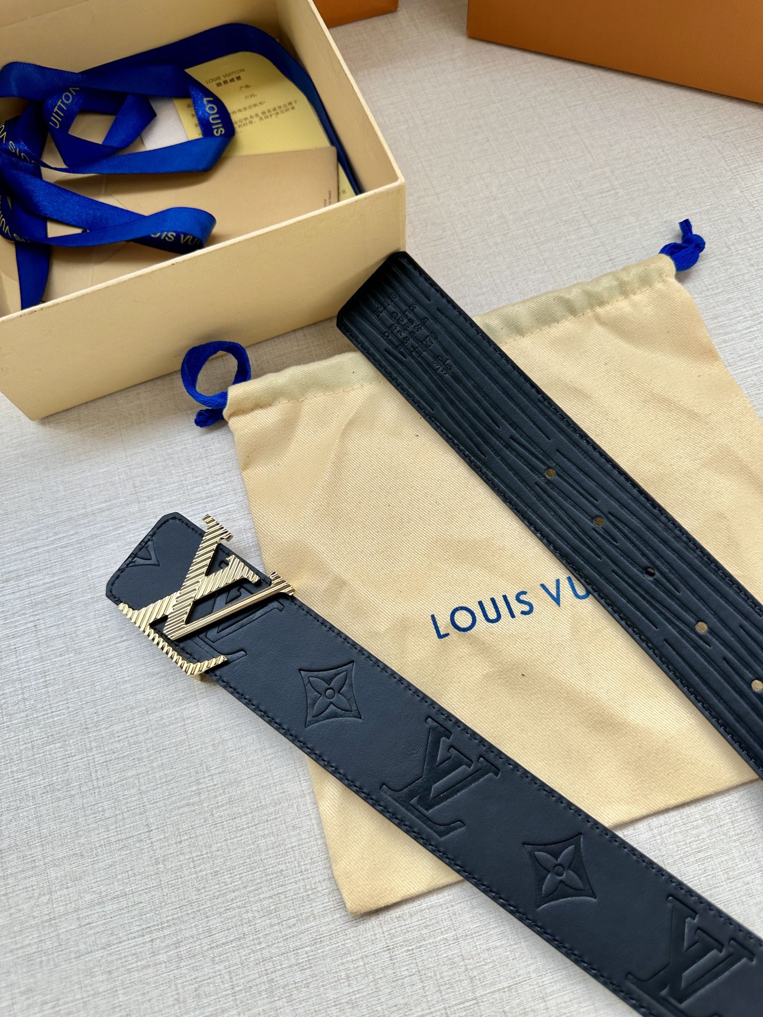 LV Initiales 双面腰带拥有 XL Epi 皮革的较大粒面纹理,以移印工艺描绘路易威登标识,翻转即现 Monogram 压纹图案 7
