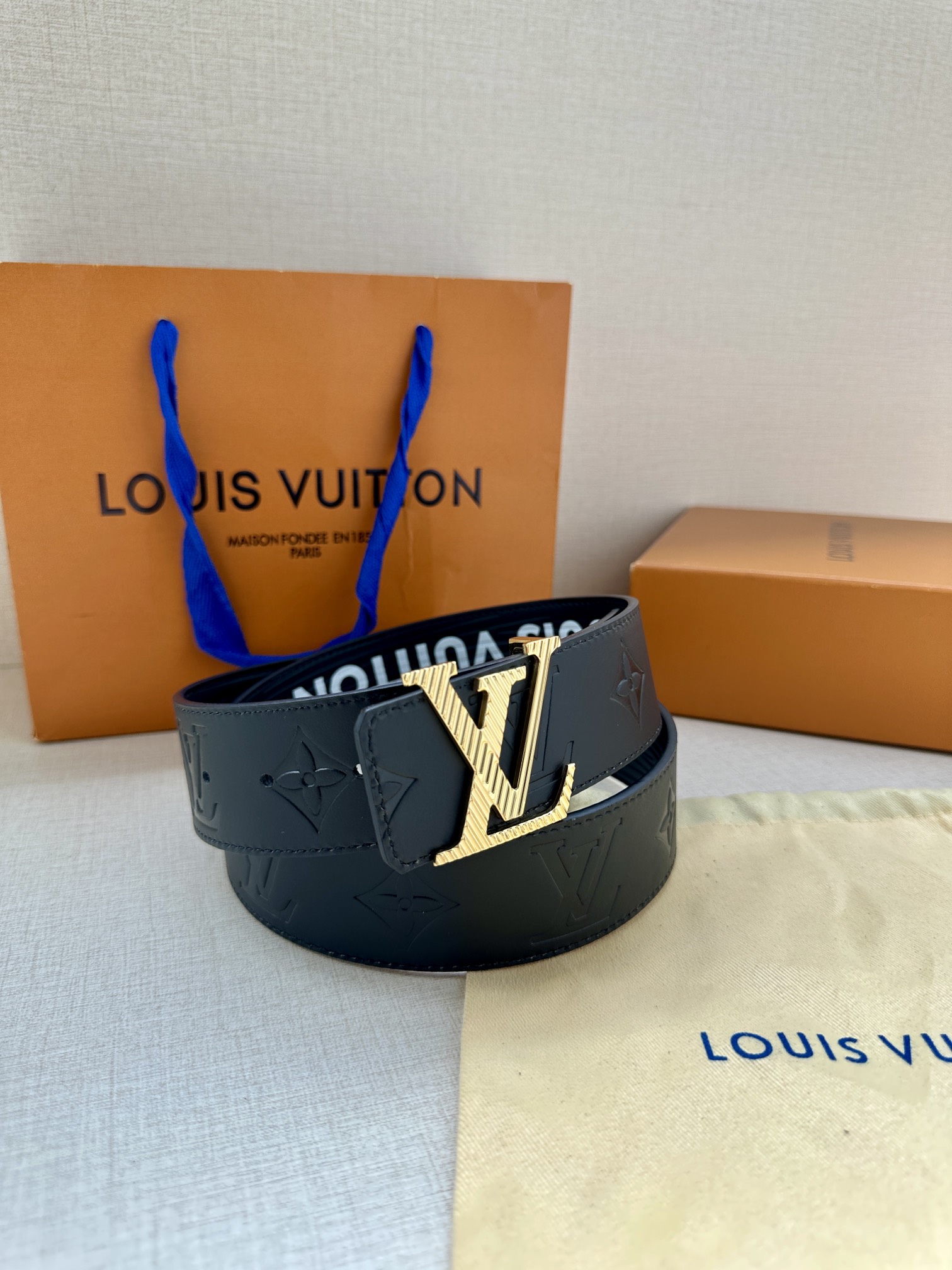 LV Initiales 双面腰带拥有 XL Epi 皮革的较大粒面纹理,以移印工艺描绘路易威登标识,翻转即现 Monogram 压纹图案 8