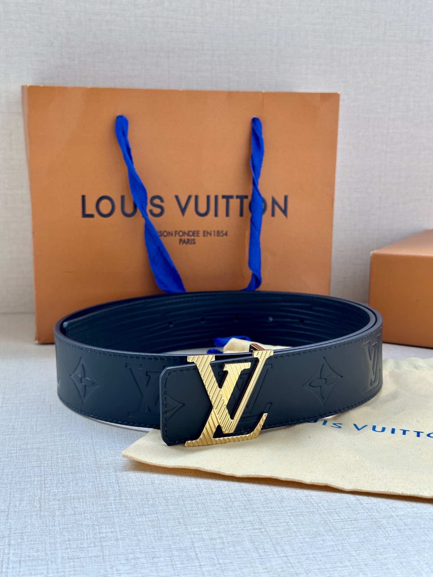 LV Initiales 双面腰带拥有 XL Epi 皮革的较大粒面纹理,以移印工艺描绘路易威登标识,翻转即现 Monogram 压纹图案 5