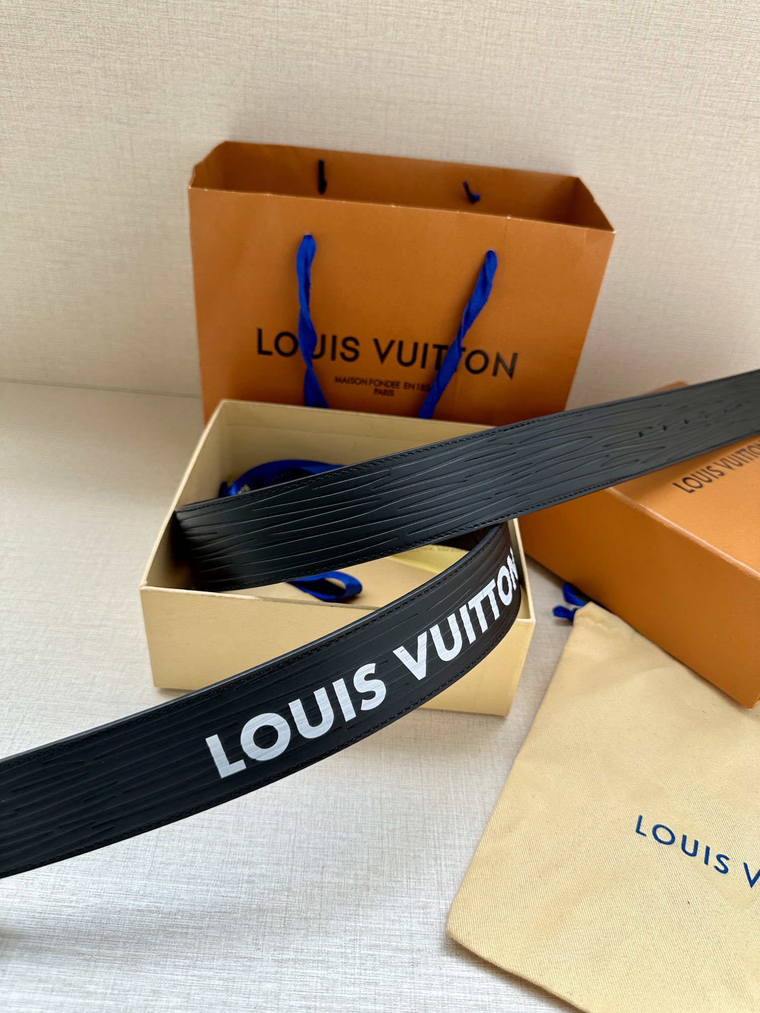 LV Initiales 双面腰带拥有 XL Epi 皮革的较大粒面纹理,以移印工艺描绘路易威登标识,翻转即现 Monogram 压纹图案 4