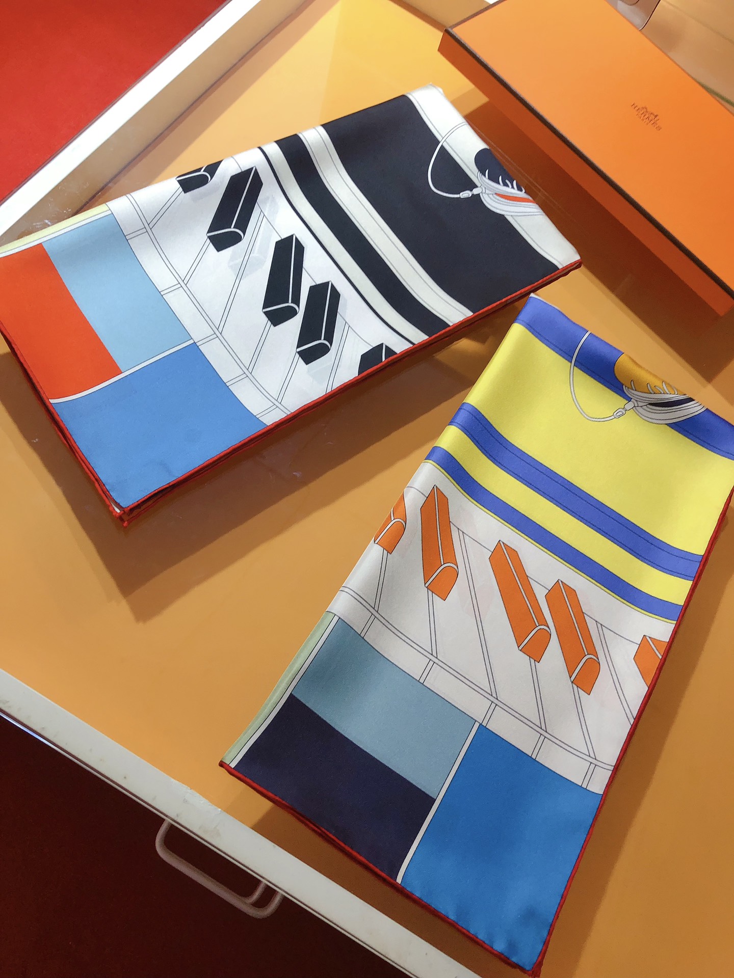 NO:169493,SHMS23100 Hermes [Recording Studio] 90cm silk square scarf In the slow rhythm, the piano keys play monotonous tunes, the metronome swings on its own, and the microphone turns to another direction. Now, the hand drum begins to shake, and the lyre suddenly bursts out a melody, like a flower that blooms instantly in a vase, releasing a pleasant atmosphere full of infectiousness. The cutting-edge twill silk   hand-curled edge craft is used, soft and light, and easy to wear. There are not many people available all year round, place an order as soon as possible [This model specification 90x90cm twill silk], high-end scarf, hermes, real silk19860909SHMS23100爱马仕【录音室】90cm真丝方巾 在慢板节奏中,钢琴键奏出单调的曲调,节拍器自顾自地摆动着,而麦克风转到了另一个方向. 现在,手鼓开始摇晃,里拉琴则突然迸发出旋律,如同花瓶中瞬间绽放的花朵,释放出感染力十足的愉快氛围 采用斜纹真丝 手工卷边最前沿的工艺,柔软轻盈,佩戴方便.一年四季均可使用数量不多,趁早下单【本款规格90x90cm 斜纹真丝】,高版本围巾,hermes,real silk,scarf