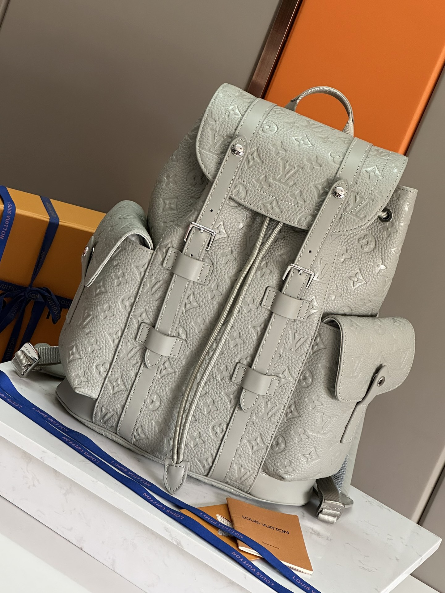 NO:388830,68 Top original original development, all-steel hardware, Christopher small backpack combines Monogram Eclipse Reverse canvas and leather trim, giving the thick texture of a mountaineering bag in a slightly smaller size. The side bags are easy to pick up and hold items, and the leather flip with snaps for safe storage. Monogram Eclipse Reverse coated canvas, cowhide trim, fabric lining, metal piece, flip open and close, snap and drawstring open and close, side bag, iPad inner bag, zipper inner bag, inner bag, inner patch pocket! ! Model: M23146 Size: 32x39x12CM, LV [top original list], louis vuitton, versace, cowhide1986090968 顶级原单原版开发,全钢五金本款 Christopher 小号双肩包融合 Monogram Eclipse Reverse 帆布和皮革饰边,以稍小尺寸呈现登山包的粗粝质感.侧袋方便取放随行物品,配有按扣的皮革翻盖实现稳妥收纳.Monogram Eclipse Reverse 涂层帆布一牛皮革饰边一织物内衬一金属件一翻盖开合一按扣和抽绳开合一侧袋一iPad 内袋一拉链内袋一内贴袋！！型號:M23146尺寸:32x39x12CM,LV【顶级原单】,louis vuitton,versace,cowhide,Bag