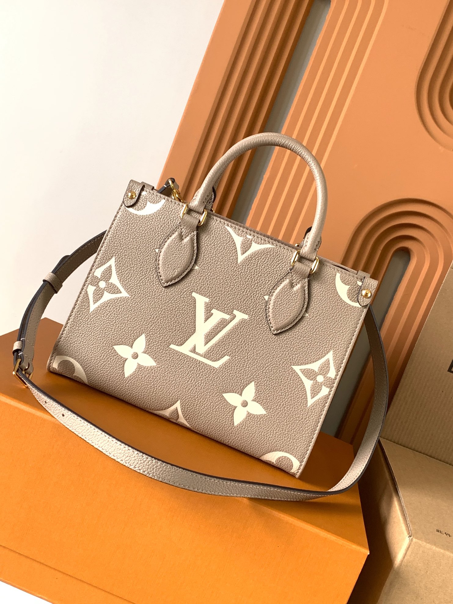 Louis Vuitton OnTheGo 小号手袋