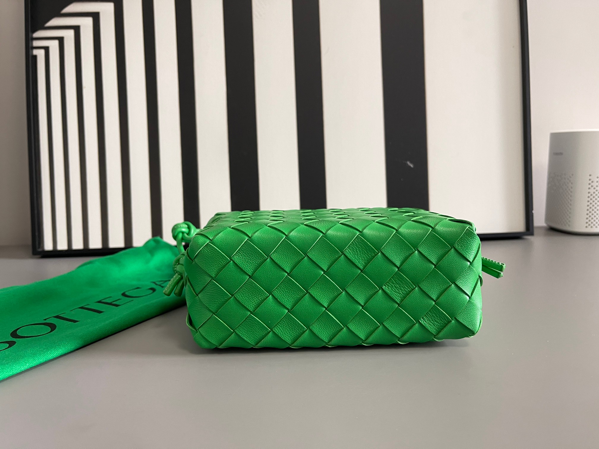 Bottega Veneta BV's new second generation small woven mini round square bag is super cute. The body of the bag is made of imported sheepskin. It