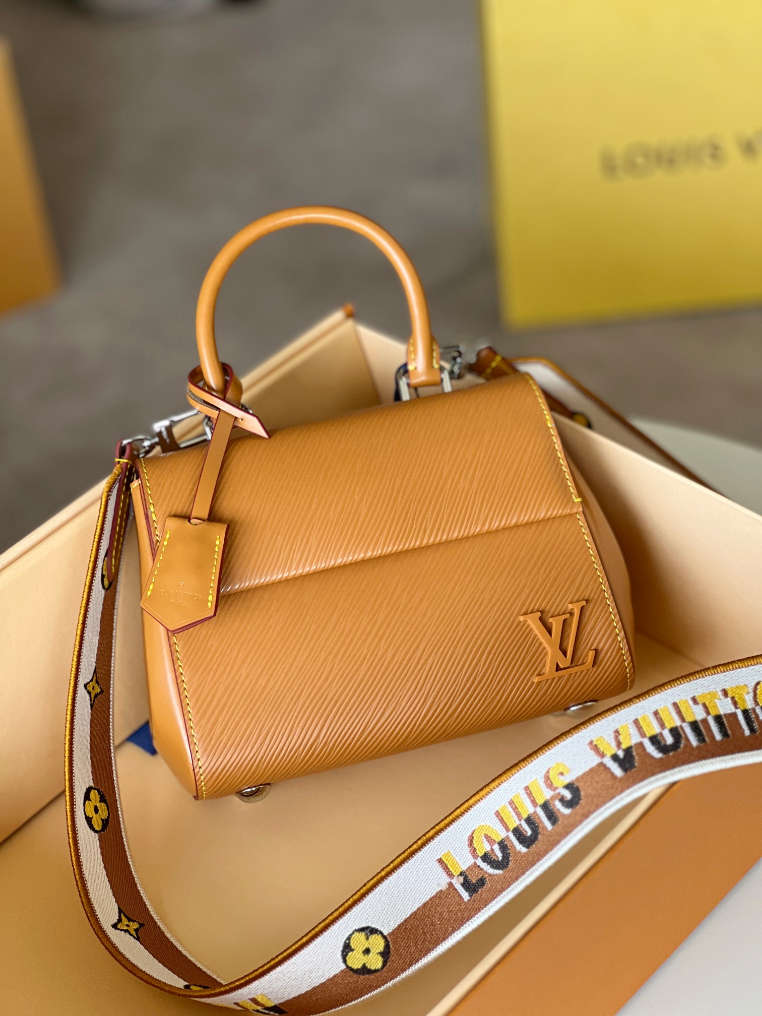 NO:201127,【CLUNY Mini Handbag】, M58931 caramel, this Cluny mini handbag shows the two styles of removable jacquard shoulder straps, and declares the brand identity. The flip is turned and the Monogram flowers are quietly blooming. The Epi leather body is paired with silky resin LV logo. The disassembled shoulder straps make it look more formal. Size 20 x 16 x 7.5 cm, LV [top original list], christian louboutin, louis vuitton, louis vuitton19860909【CLUNY 迷你手袋】, M58931焦糖,本款 Cluny 迷你手袋展现可拆卸提花肩带的两式风尚路易威登标识宣示品牌身份,翻转即现 Monogram 花卉的悄然绽放.Epi 皮革包身搭配丝滑树脂 LV 标识.拆卸肩带更显正式感. 尺寸20 x 16 x 7.5 厘米,LV【顶级原单】,christian louboutin,louis vuitton,louis vuitton,Bag