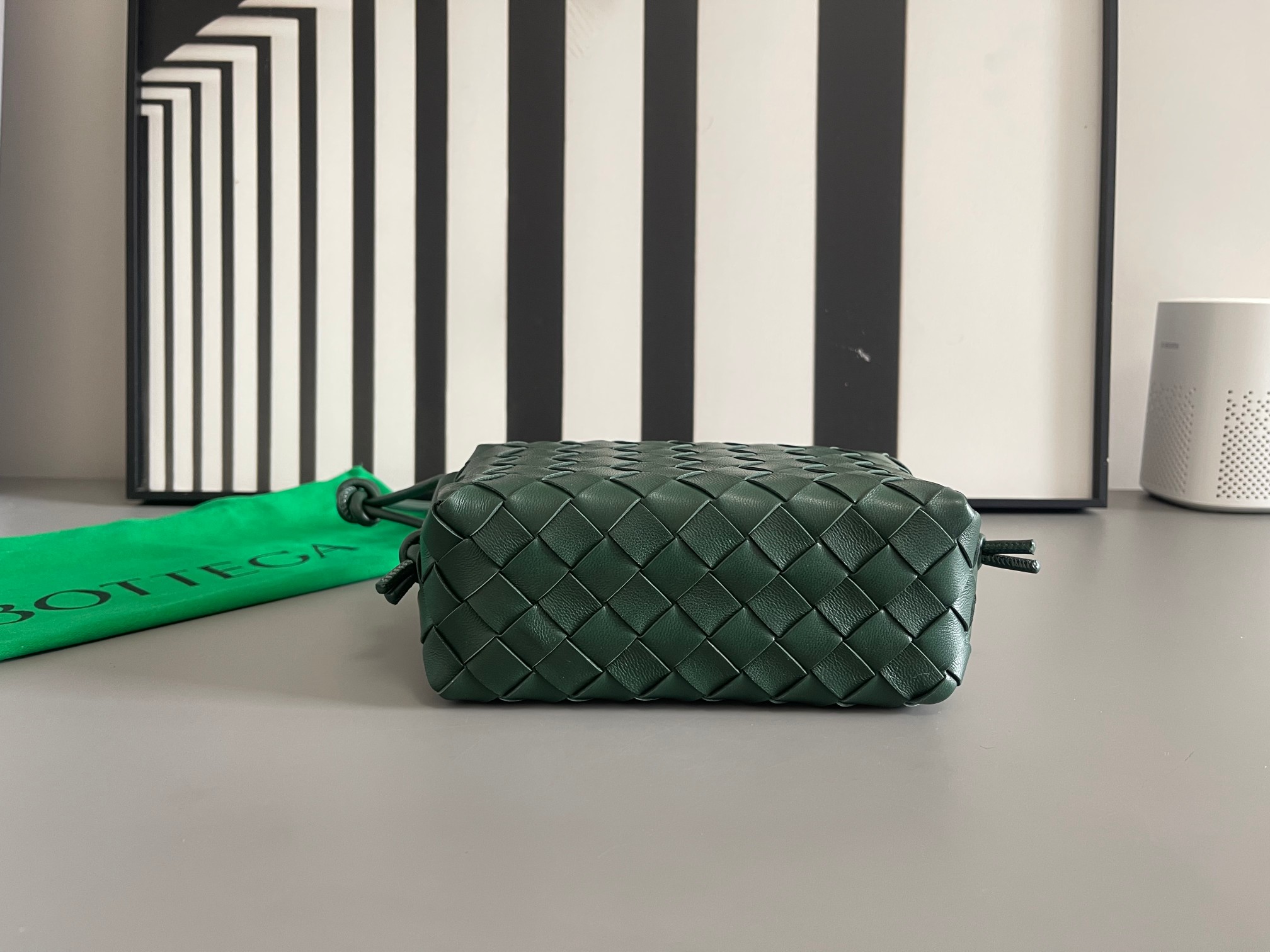 Bottega Veneta BV's new second generation small woven mini round square bag is super cute. The body of the bag is made of imported sheepskin. It