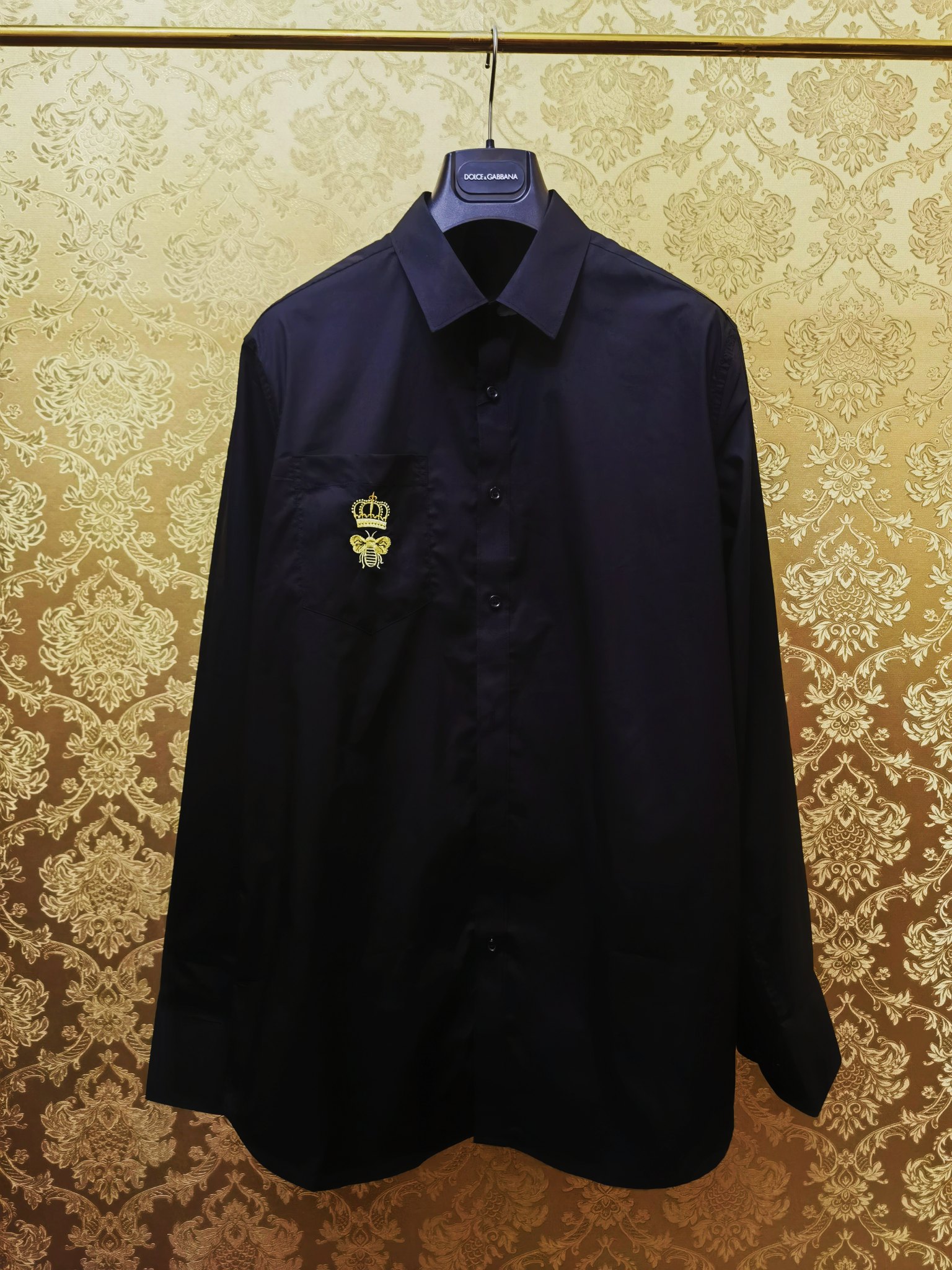 Sincronizado con tienda oficial 𝘿𝙊𝙇𝘾𝙀 & 𝙂𝘼𝘽𝘽𝘼𝙉𝘼 2023 Nueva camisa, clásica con bolsillo en el pecho y borda…