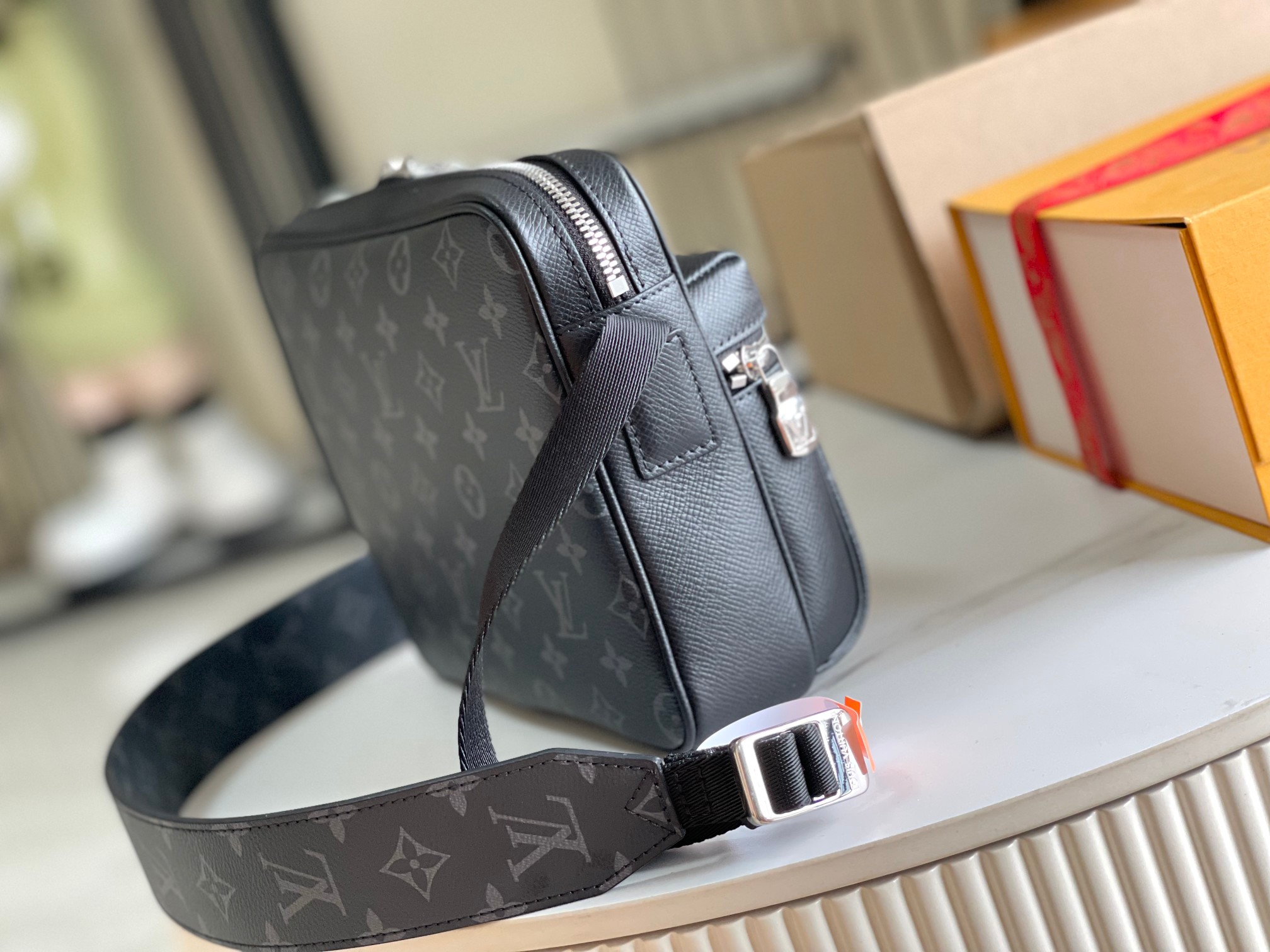 Louis Vuitton Haute Couture Classic Luxury Handbag Shoulder Crossbody 3
