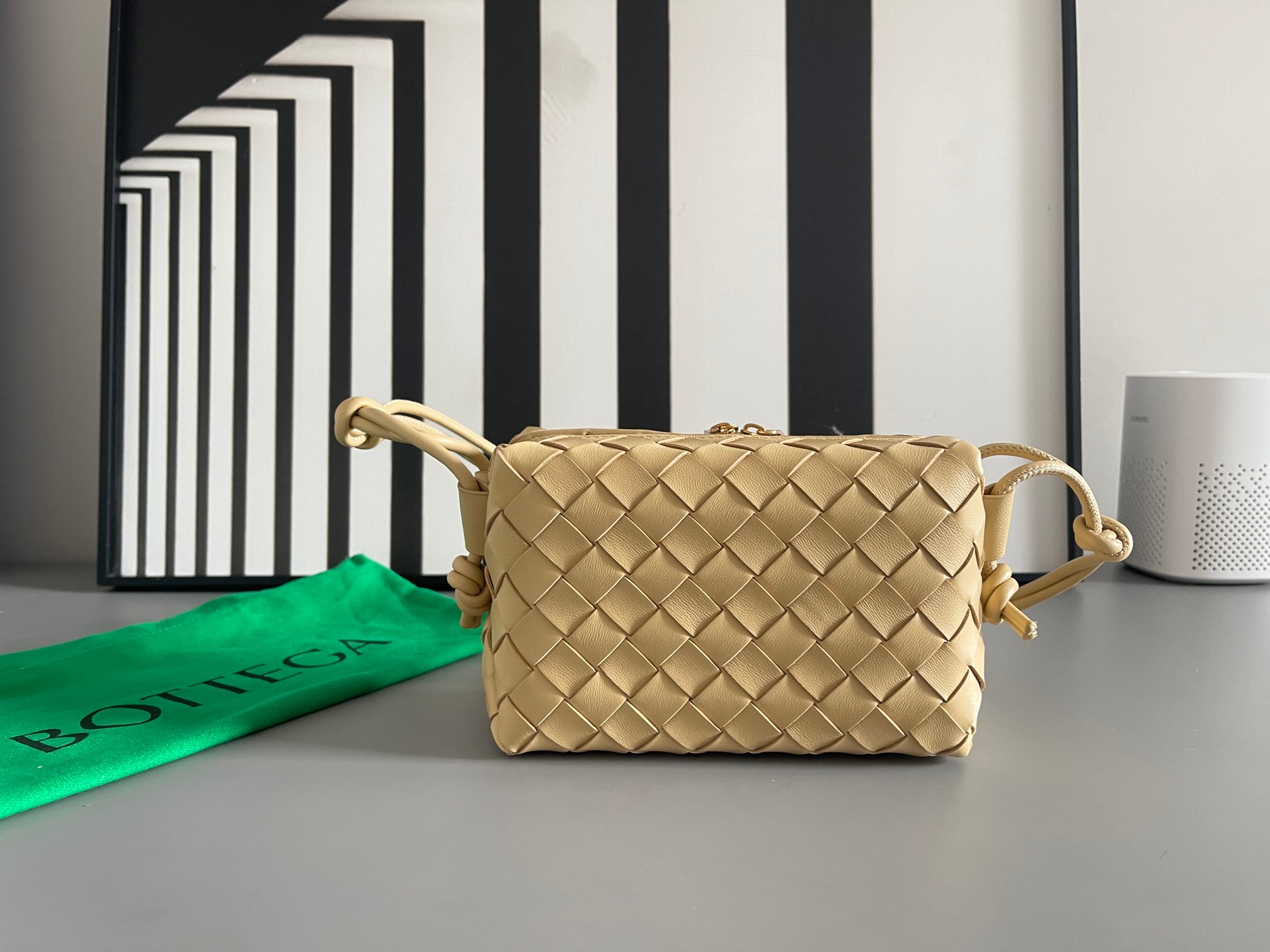 Bottega Veneta sac rond carré mini en cuir d'agneau tressé avec cordon en cuir