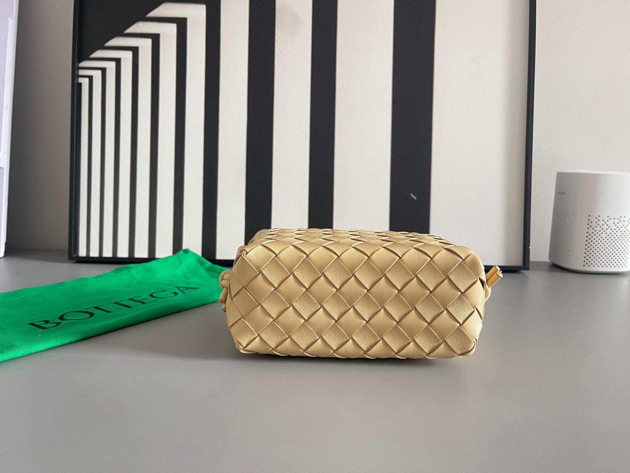 Bottega Veneta BV's new second generation small woven mini round square bag is super cute. The body of the bag is made of imported sheepskin. It