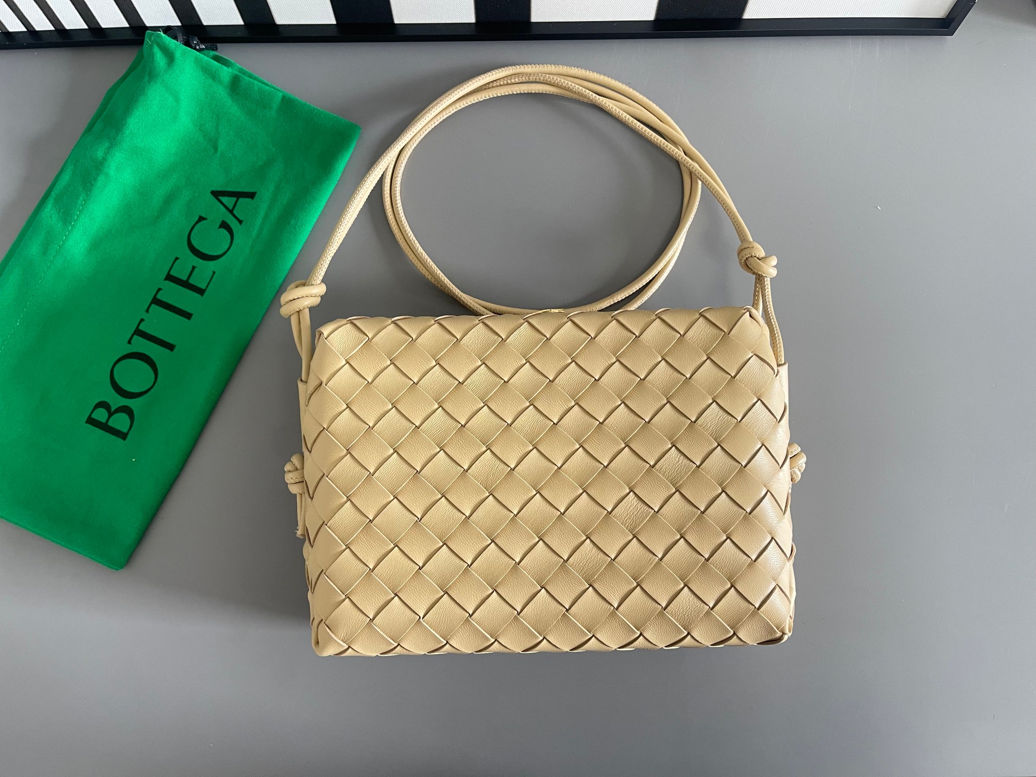 Bottega Veneta bv new second generation large size - classic woven logo. The body of the bag is made of selected original sheepskin. The texture