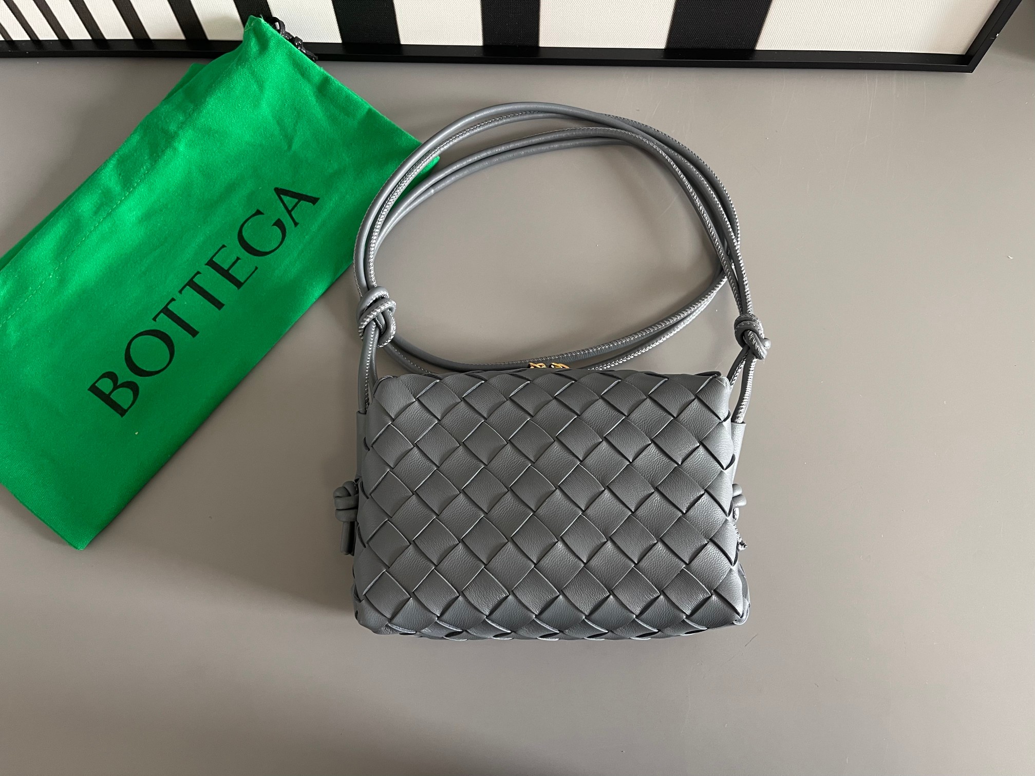 Bottega Veneta BV's new second generation small woven mini round square bag is super cute. The body of the bag is made of imported sheepskin. It