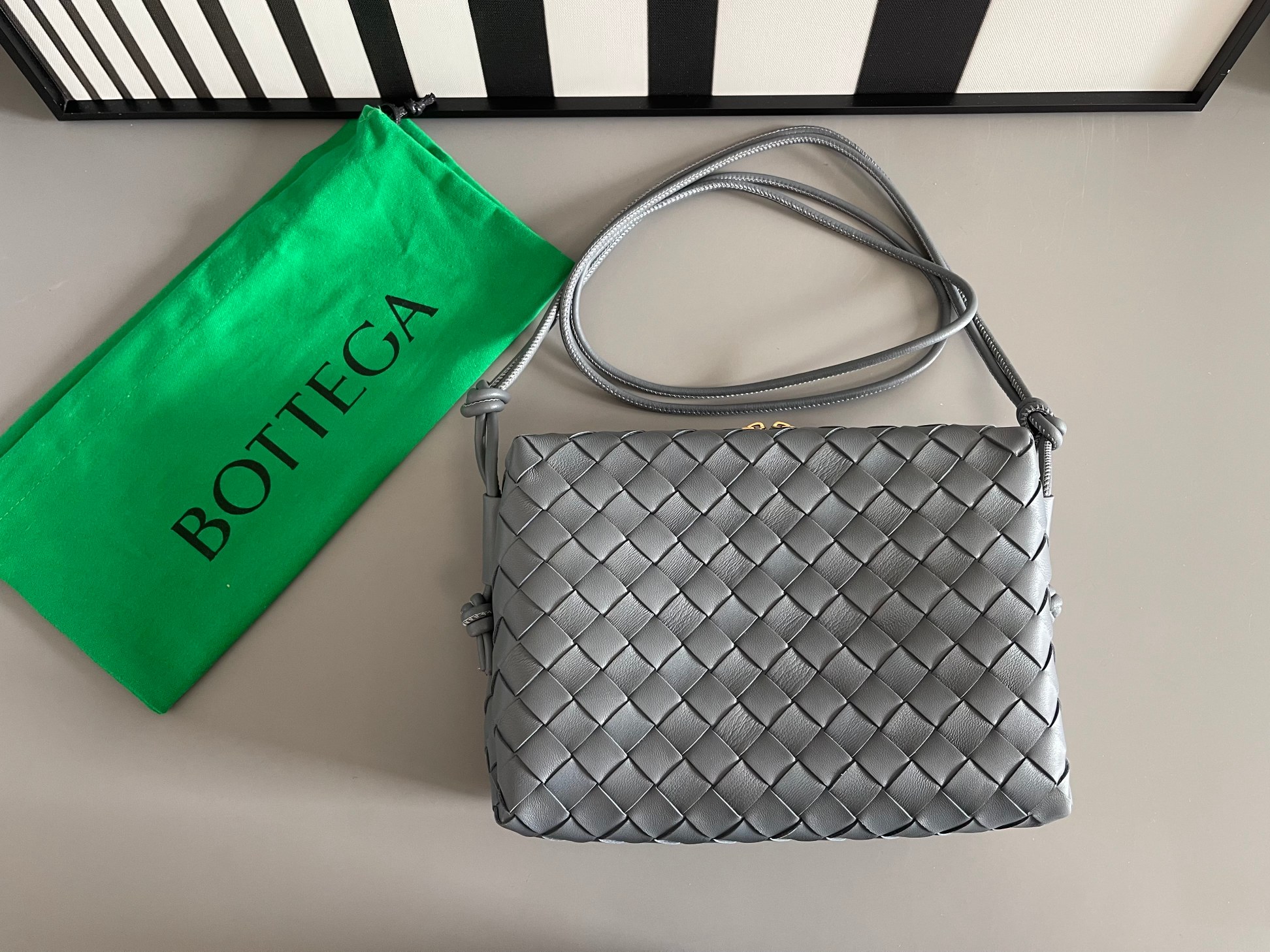 Bottega Veneta BV new second generation large messenger bag - classic woven logo The body of the bag is made of selected original sheepskin. The