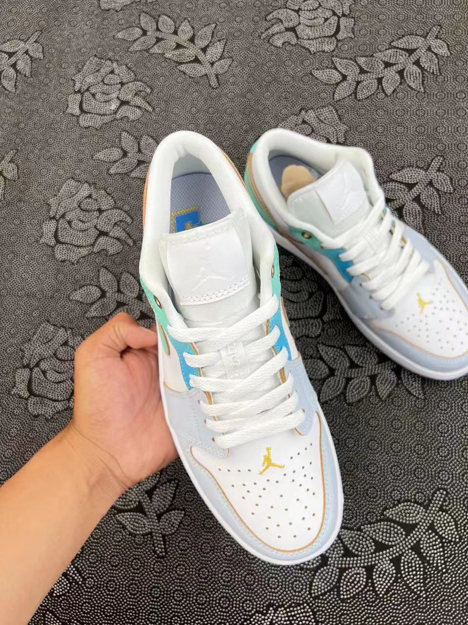 ? Air Jordan 1 LoW SE 