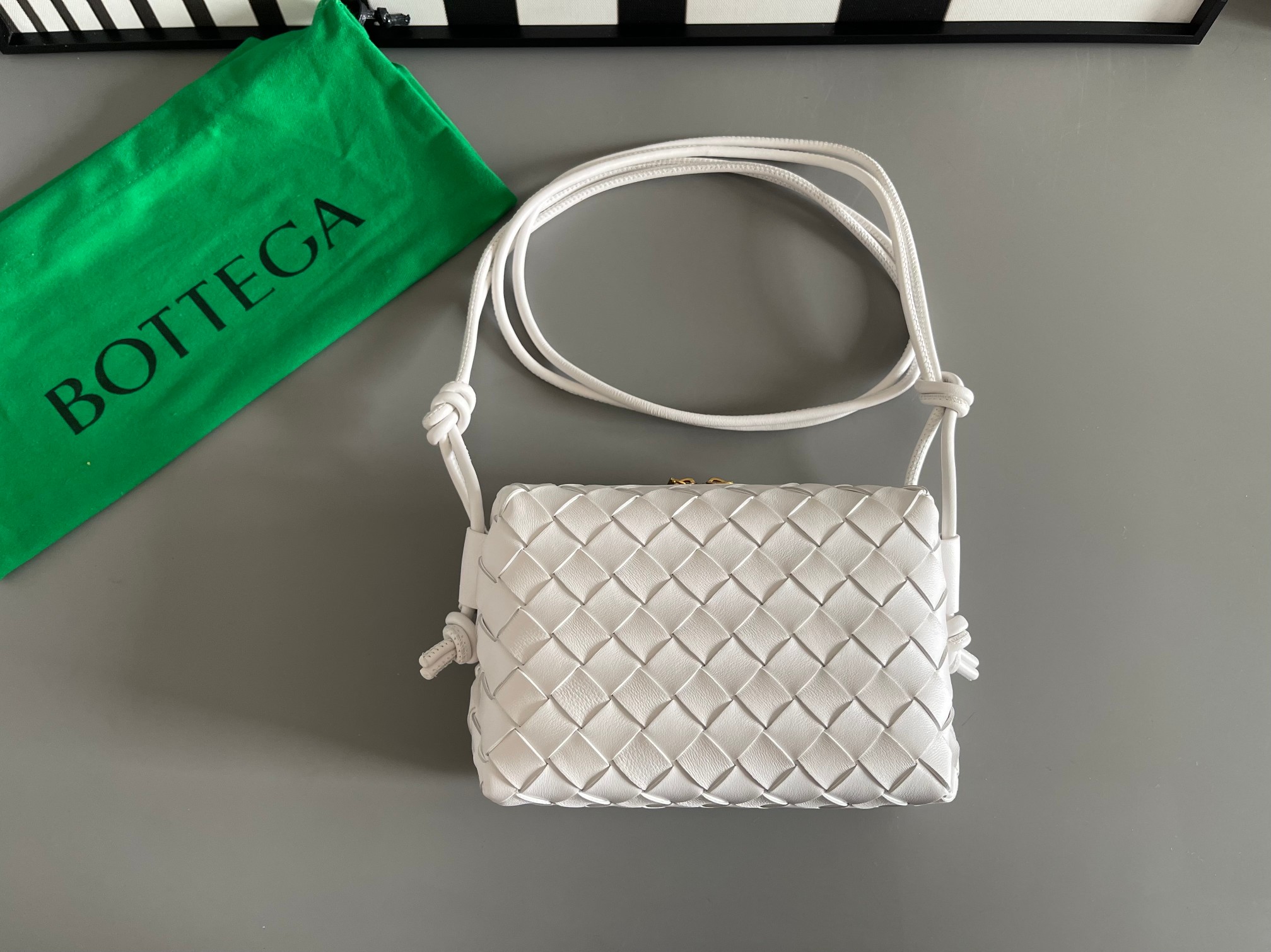 Bottega Veneta BV's new second generation small woven mini round square bag is super cute. The body of the bag is made of imported sheepskin. It