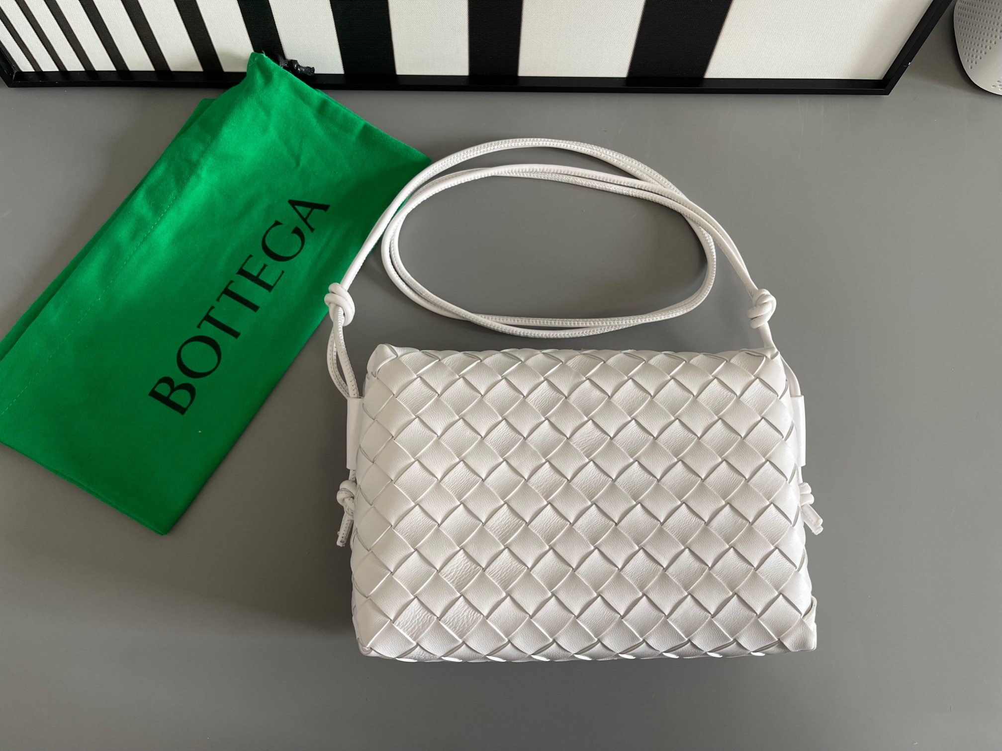 Bottega Veneta bv new second generation large messenger bag - classic woven logo The body of the bag is made of selected original sheepskin. The