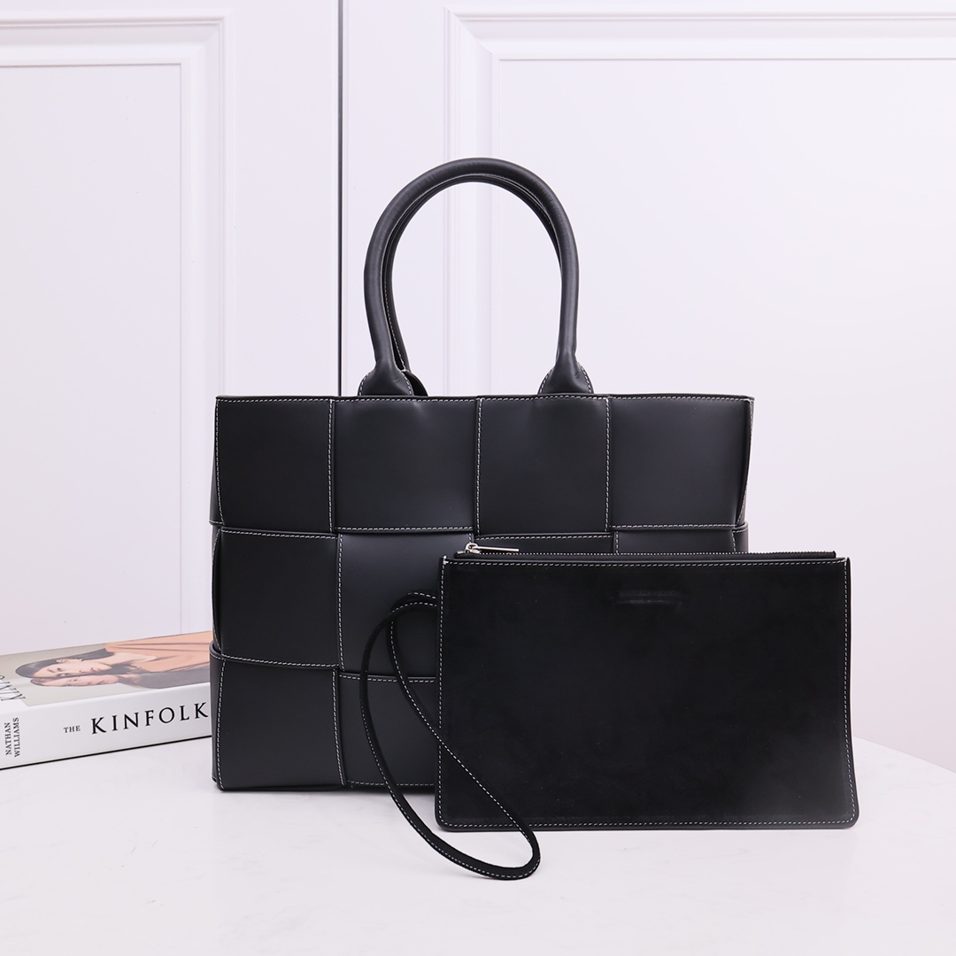 Calfskin Intreccio weave contrast stitching tote bag detachable zip pocket