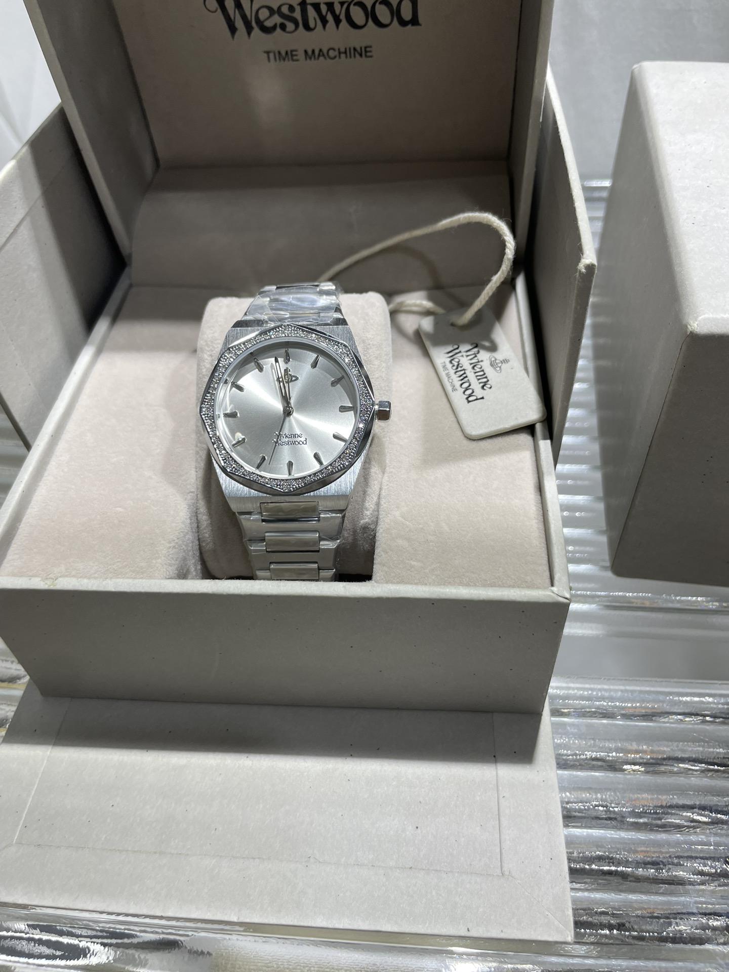 NO:157442,VivienneWestwood Queen Mother VivienneWestwood Who is not moved by this one?  New octagonal silver diamond white moonlight simple and high-end!  ,19860909VivienneWestwood 薇薇安西太后 就这只谁不心动？新款八边形银色钻白月光 简单又高级！,,Watch