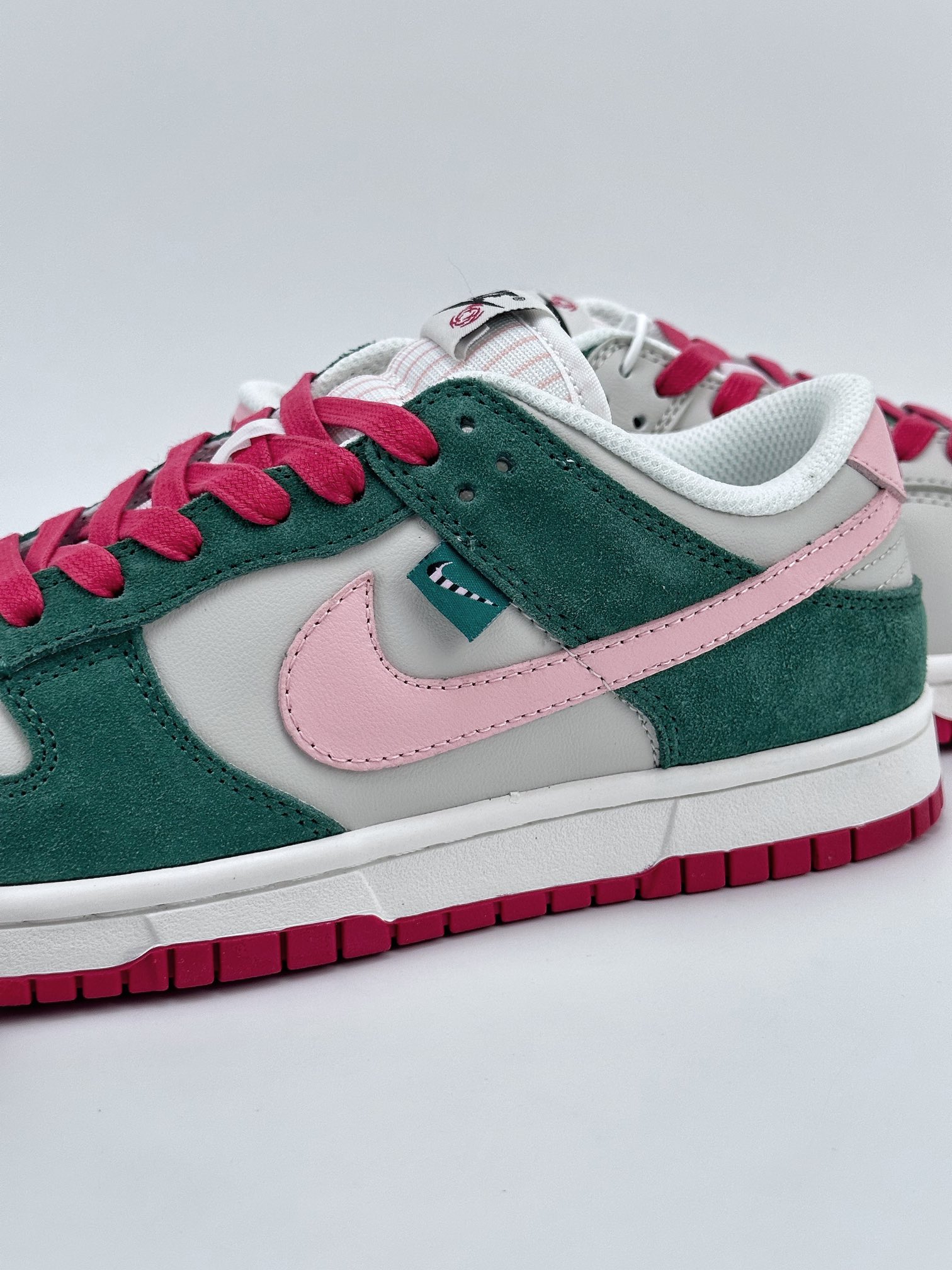 NIKE SB Dunk Low Pink Green FN8923-061