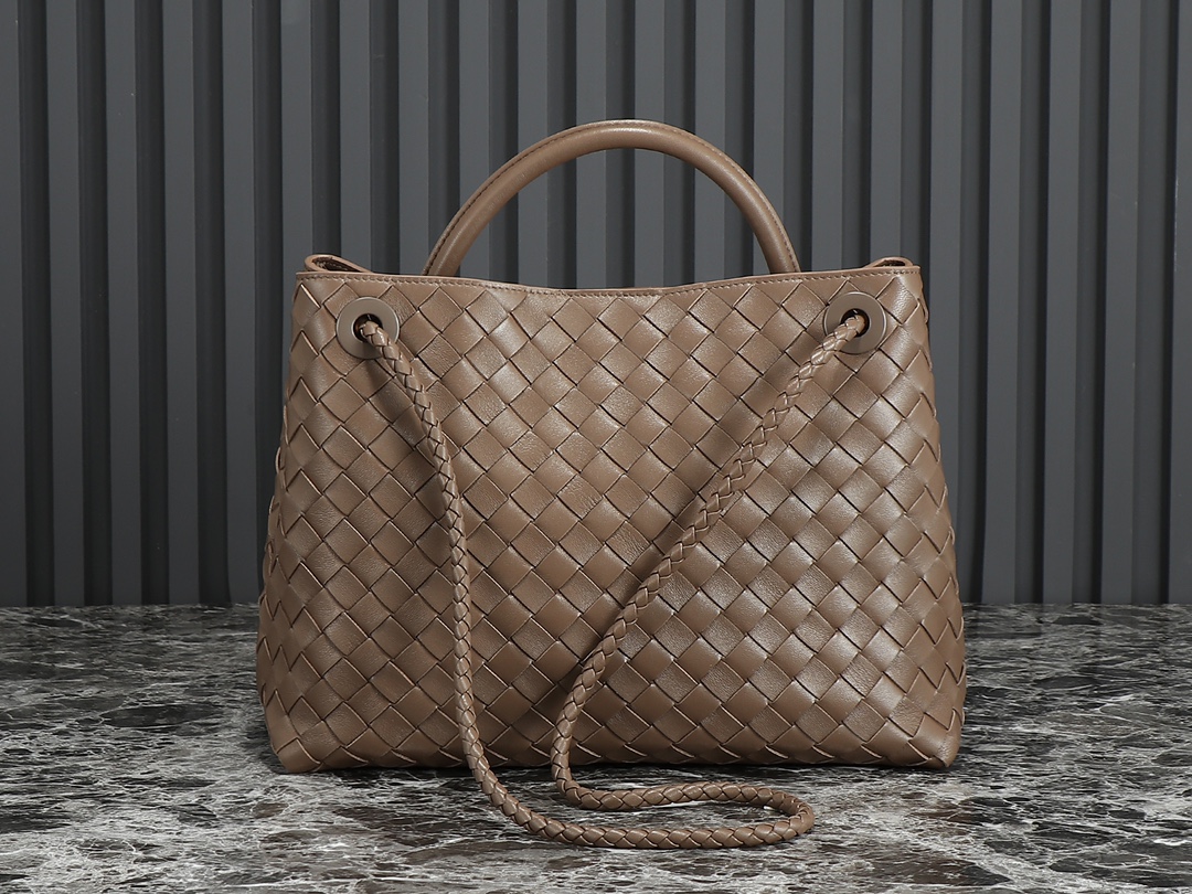 Bottega Veneta Andiamo Medium Bag: Iconic Design, Luxurious Nappa Leather 2 i1692820206 3355 1