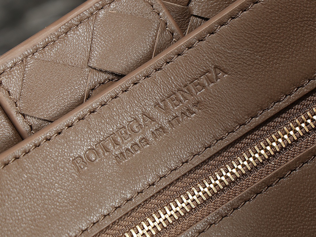 Bottega Veneta Andiamo Medium Bag: Iconic Design, Luxurious Nappa Leather 9 i1692820206 5356 8