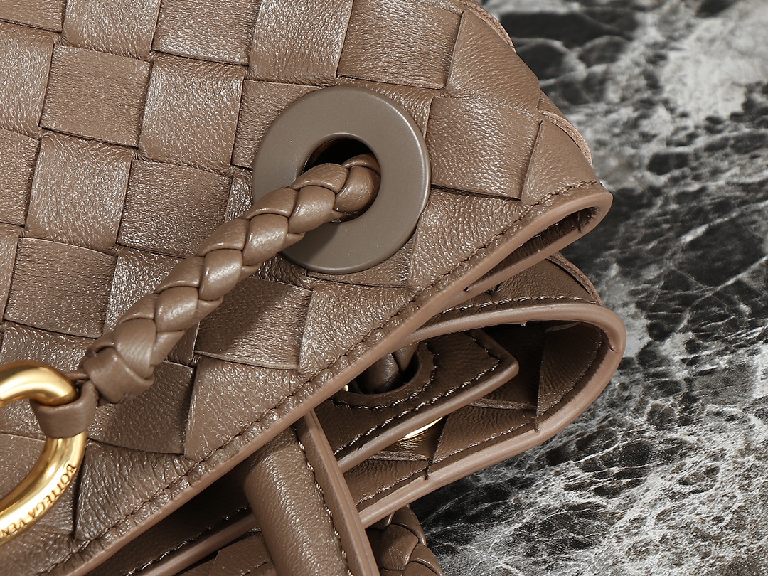 Bottega Veneta Andiamo Medium Bag: Iconic Design, Luxurious Nappa Leather 5 i1692820206 5475 4