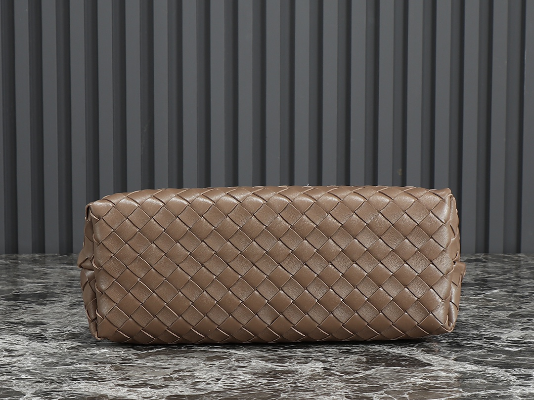 Bottega Veneta Andiamo Medium Bag: Iconic Design, Luxurious Nappa Leather 6 i1692820206 7208 5