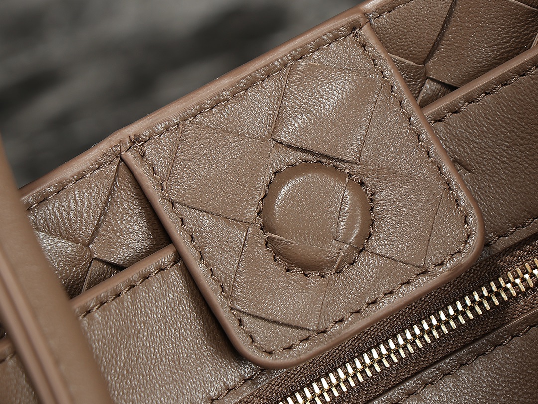 Bottega Veneta Andiamo Medium Bag: Iconic Design, Luxurious Nappa Leather 8 i1692820206 7910 7