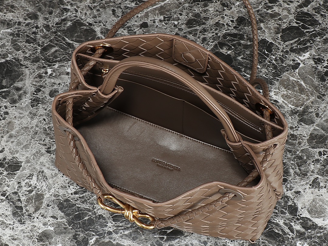 Bottega Veneta Andiamo Medium Bag: Iconic Design, Luxurious Nappa Leather 7 i1692820206 9542 6