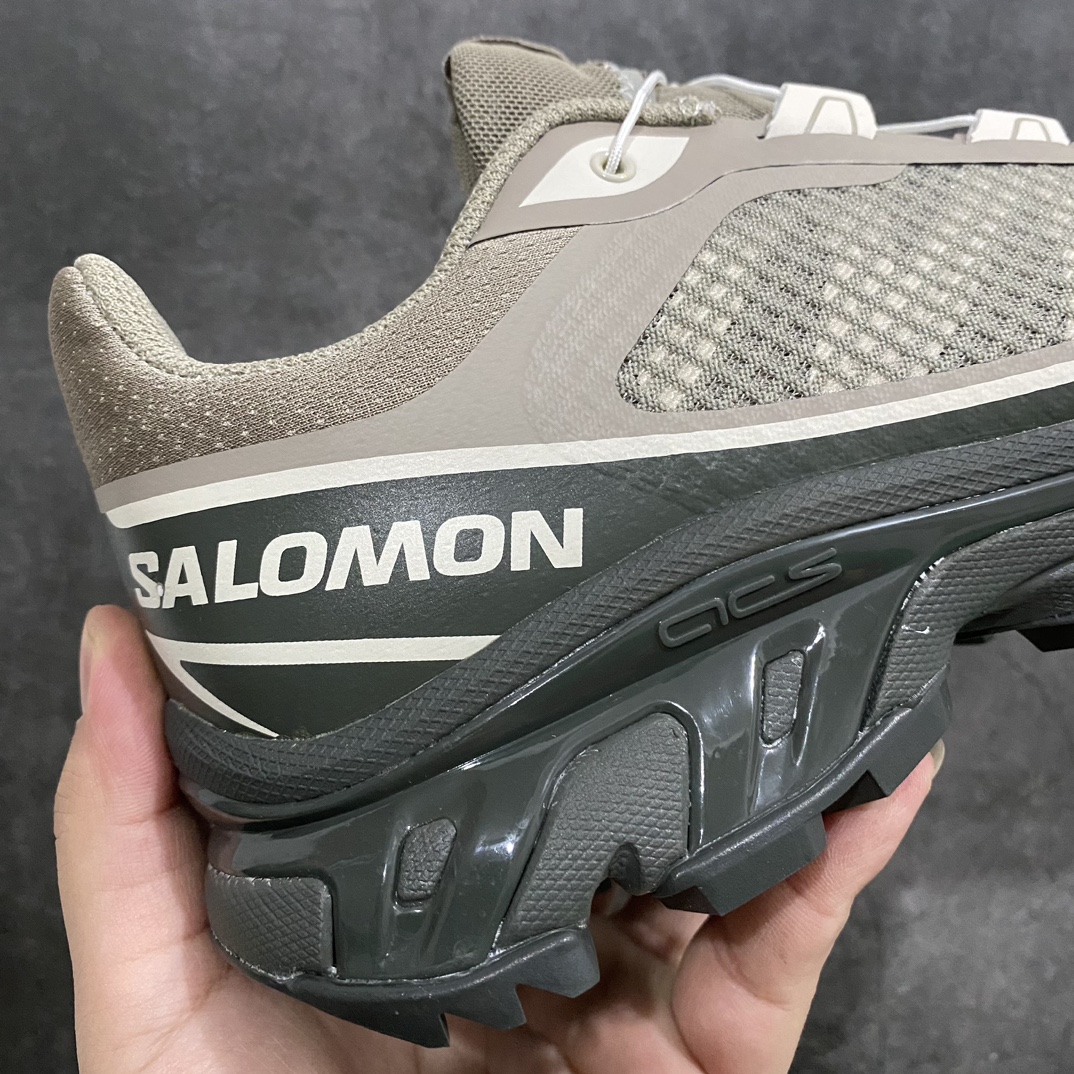 图片[8]-【绿x版】 Salomon XT-6 FTn萨洛蒙复古潮流户外机能登山跑鞋 卡其灰nn纯原外贸平台特供订单 耗时半年巨作 全套原纸板楦头开发 原厂特供网布配套加持 确保原汁原味 完美呈现版型 原档数据独家私模五层组合大底 男女鞋同步官方开发至46.5 原装Ortholite轻量化鞋垫 中底布带钢印编号 原厂TPU锁扣 进口港宝加持 后跟自然饱满 还原公司包裹性 鞋面以“锯齿”状的包裹系统呈现 在基色底之下加入了各种色点缀 将公司的最新技术和时尚前卫的造型融入耐用的长跑款式中 鞋面由 TPU 薄膜制成 并焊接在高耐磨网眼上 使其既时尚又坚固 由 ACS底盘支撑 可增强稳定性和支撑力 以及由橡胶凸耳 Contragrip外底覆盖的 EVA 缓冲中底 旨在应对崎岖的地形 鞋舌上的彩色Salomon 标签、Quicklace 系统以及鞋头、鞋舌和鞋跟上的附加品牌使细节更加完美 让穿着者可以轻松驾驭户外与通勤下的任何运动生活场景 无缝鞋身户外随意纵横 颜值与脚感兼备 出街通勤 绝对非常吸睛 你值得拥有 尺码：36 36.5 37.5 38 38.5 39 40 40.5 41 42 42.5 43 44 44.5 45 46 46.5-莆田鞋批发中心