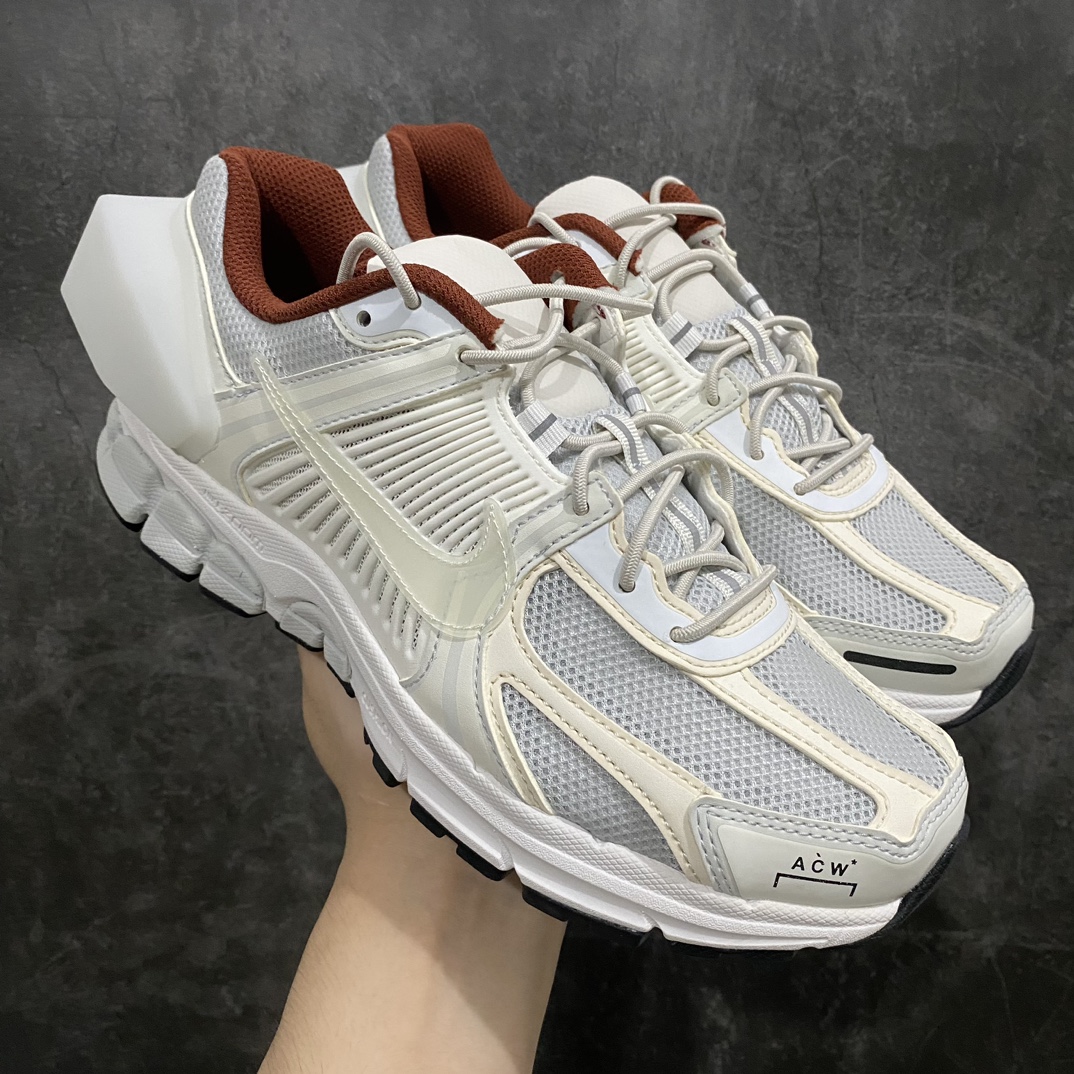 【纯原版】A Cold Wall x Nike Zoom Vomero 5男女同款 白色冷墙刮刮乐acw 货号：AT3152-100 尺码：36–45nn耗时3个月开发原装档案原数据纸版楦型n采用正确色卡!! 合成革饰片组合双层网眼布鞋面材质n升级正确后跟TPU加固 耐弯折热塑框架支撑鞋身n正确4层组织中底搭载EVA轻量缓震(中底带有Zoom气垫加持❌区别市面版本!!)#嵌入双层革新物料鞋垫,外置防滑耐磨橡胶底片❗️夸张后跟,框架工业结构美学！ 尺码：36 36.5 37.5 38 38.5 39 40 40.5 41 42 42.5 43 44 44.5 45nn由英国时尚品牌 A-COLD-WALL* 与 Nike 全新合作的联名鞋款 Zoom Vomero 5，凭借夸张的造型设计成为复古跑鞋领域的「异类」，设计师 Samuel Ross 围绕一件物品随着使用或时间推移所发生的变化这一问题展开设计，通过自己的美学概念将最初在 2010 年发布的 Zoom Vomero +5 重新带回，其鞋面的 PU 涂层被移除，以此加速了老化的过程，而后跟则是用于稳定鞋身的作用。-莆田鞋批发中心