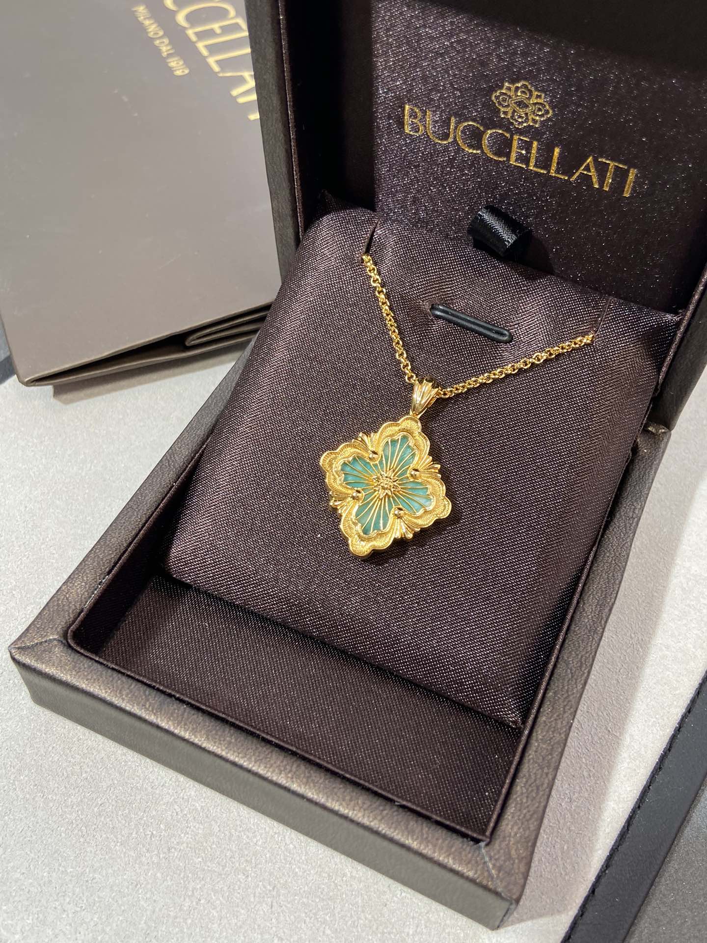 NO:632226,Because it is an enamel process of hand-drawing gold wire first and then filling and burning paper, it is not recommended to wear it when taking a shower. The process of amazonite is very complicated. The two gold parts are drawn separately, and there is a piece of amazonite in the middle. Because there will be gaps, some can hear normal sounds when you shake it. It is not a quality problem. Needless to say, high-quality amazonite should be kept away from water, not to mention perfume, cosmetics, and hot spring water. The luster will be affected (get it, dear friends).  The hollow ones in the middle are also made of v-gold plated with 22k gold. The craftsmanship is the most complicated and difficult. It can be worn in the shower. It is large and elegant, and the exquisiteness and background color are clearly visible. Especially the amazonite is a blingbling piece of water from a distance~88290,,gold, Cardia high-end jewelry19860909因为是先手工拉的金丝后填注并烧纸的珐琅工艺,不建议洗澡的时候戴,天河石的工艺很复杂,两片黄金的部分分别做拉丝,中间夹着一块天河石因为会有缝隙,有的摇一摇可以听到声音正常,不是质量问题.优质天河石就不用说了,尽量不能沾到水,香水、化妆品、温泉水就更不行了,光泽会受到影响(懂吗宝子们). 中间镂空的同样都是v金镀22k金的,工艺反而是最复杂最有难度的,是可以洗澡戴的,大号大气,精致感和背景颜色清晰可见,尤其是天河石远看也是blingbling水灵灵的一大片儿~88290,,gold,卡迪亚高端饰品,Jewelry