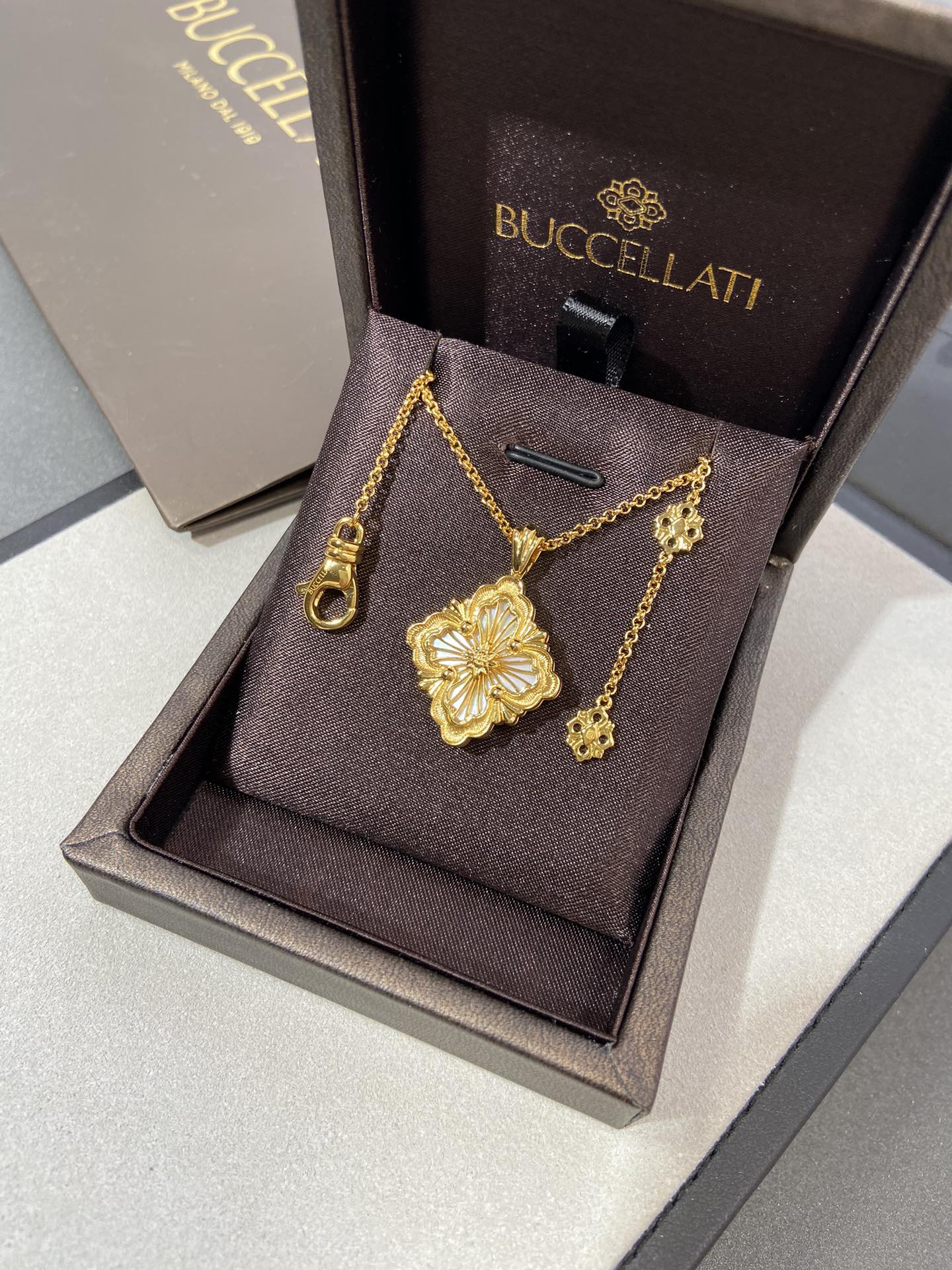 NO:632222,Finally, this large white mother-of-pearl opera series necklace came out, and the final color effect did not disappoint. Although it is niche, it is really a unique necklace. The necklace has a heavy texture and is plated with 22k gold. The texture is really great. High-grade diamonds are used to create a superb '  The tulle yarn craftsmanship makes the metal have the texture of light lace, and the overall exquisiteness is exquisite. It is a versatile little expert in daily work and life parties, and does not pick the skin color at all. There is no one who can show fair skin! Little fairies who like it, hurry up... 88280,,necklace,Cardia high-end jewelry19860909终于等到,这枚大号白贝母的歌剧院系列项链出来了、颜色最终出来的效果没让人失望、虽然小众,但是真的是很绝绝子的项链,项链质感沉甸甸的电镀22k金,质感真的很棒、选用高等级别的钻石打造精湛的“珠罗纱”工艺让金属拥有轻薄蕾丝的质感整体精致绝伦了日常工作生活聚会都是百搭的小能手完全不挑肤色哦,显白皙没谁了!喜欢的小仙女们赶紧下手啦…..…88280,,necklace,卡迪亚高端饰品,Jewelry