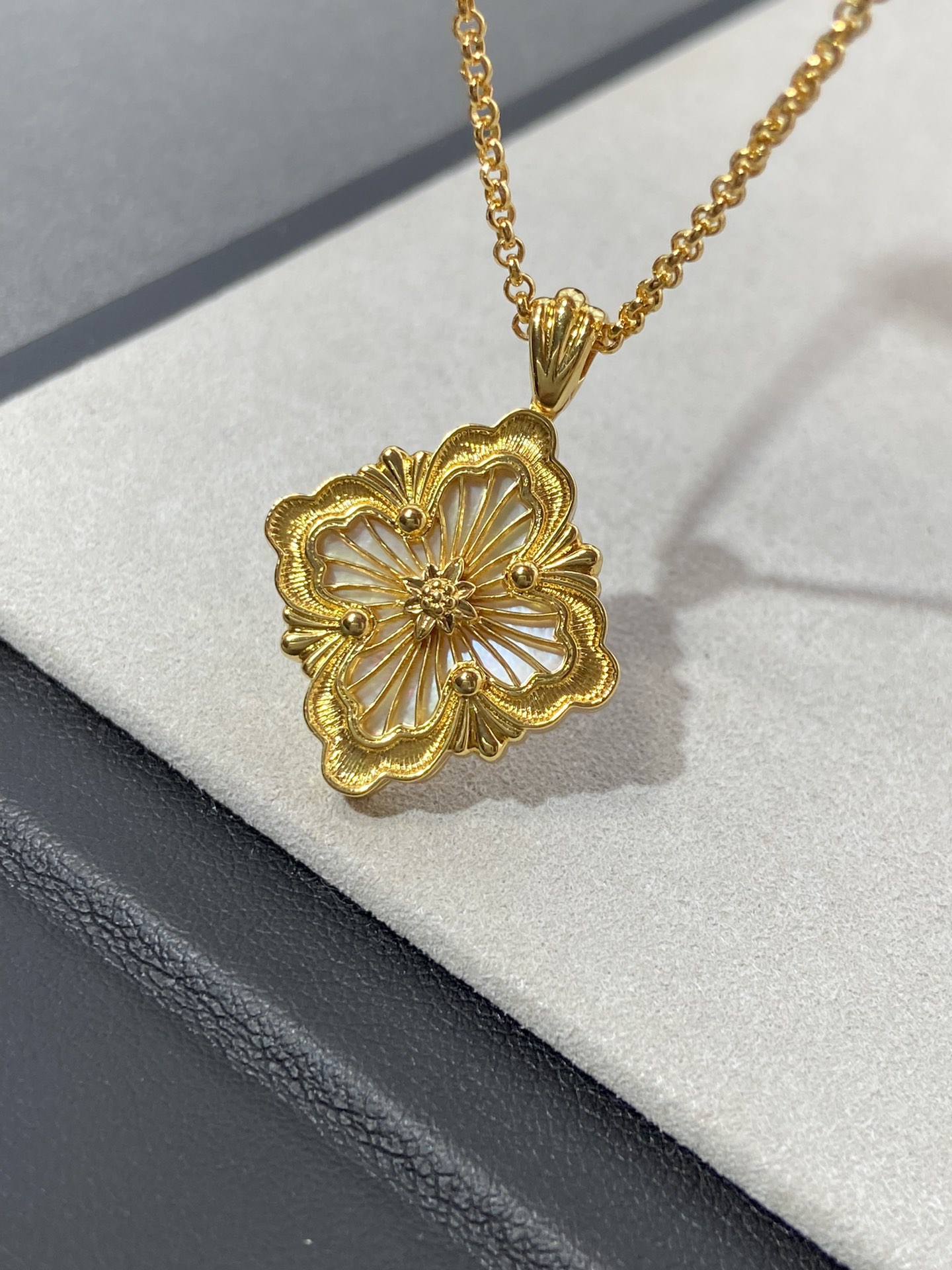 NO:632224,Because it is an enamel process in which gold wire is first drawn by hand and then paper is filled and burned. It is not recommended to wear it when taking a shower. The process of white fritillary is very complicated. The two gold parts are drawn separately and a piece of white fritillary is sandwiched between them. Because there will be gaps, the sound will be normal when you shake it. It is not a quality problem. Needless to say, white fritillary must not be touched by water, not to mention perfume, cosmetics, and hot spring water. The luster will be affected (but aren’t shellfish spent their entire lives in water?  Do you understand?). The hollow ones in the middle are also made of v-gold plated with 22k gold. The process is the most complicated and difficult. It can be worn in the shower. It is large and elegant, and the exquisiteness and background color are clearly visible, especially the white mother-of-pearl. From a distance, it is also a blingbling piece of water~,,gold, Cardia high-end jewelry19860909因为是先手工拉的金丝后填注并烧纸的珐琅工艺,不建议洗澡的时候戴,白贝母的工艺很复杂,两片黄金的部分分别做拉丝,中间夹着一块白贝母,因为会有缝隙,摇一摇可以听到声音正常,不是质量问题.白贝母就不用说了,肯定不能沾到水,香水、化妆品、温泉水就更不行了,光泽会受到影响(可是贝类的一生不都在水里吗 懂吗宝子们). 中间镂空的同样都是v金镀22k金的,工艺反而是最复杂最有难度的,是可以洗澡戴的,大号大气,精致感和背景颜色清晰可见,尤其白贝母,远看也是blingbling水灵灵的一大片儿~,,gold,卡迪亚高端饰品,Jewelry