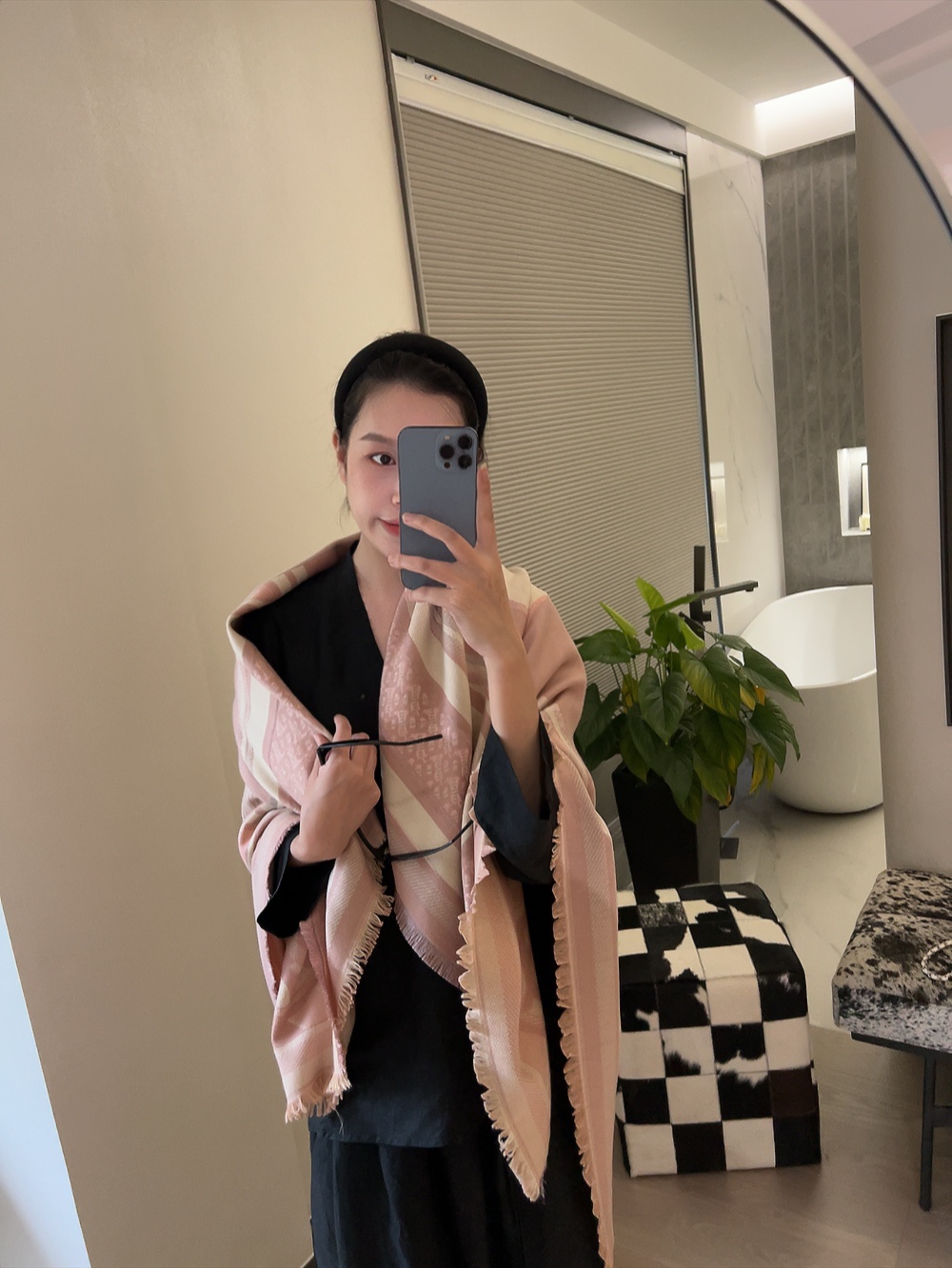 NO:163095,The latest counter featured model [Border Pretty Flower 1] The order private flow of the order that is very easy to match on vacation and daily life] I want to go on vacation and go outfits very well, and I look so energetic, without saying much, the details can be seen clearly, the high-standard quality 1*1 large scarf, ordinary scarf, burberry19860909批新巴宝莉 最最新的专柜主打款【边框老花1】 度假及日常都非常好搭配的款订单私流】一看到就想去度假平时穿搭也非常好搭配,整个人看起来都会神采奕奕好多不用多说,细节品质都看得清楚,绝对获赞的高规格品质1*1大方巾,,普通围巾,burberry,scarf