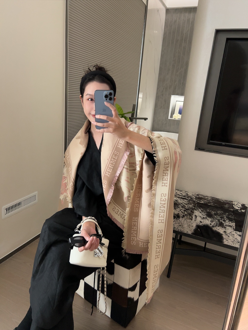 NO:163093,New Hermes' latest counter main style [Border Pretty Flower 1] The order private flow of the order that is very easy to match on vacation and daily life] I want to go on vacation and go outfits very well, and I look so energetic, without saying much, the details can be seen clearly, the high-standard quality 1*1 large scarf, ordinary scarf, hermes19860909批 新爱马仕最最新的专柜主打款【边框老花1】 度假及日常都非常好搭配的款订单私流】一看到就想去度假平时穿搭也非常好搭配,整个人看起来都会神采奕奕好多不用多说,细节品质都看得清楚,绝对获赞的高规格品质1*1大方巾,,普通围巾,hermes,scarf