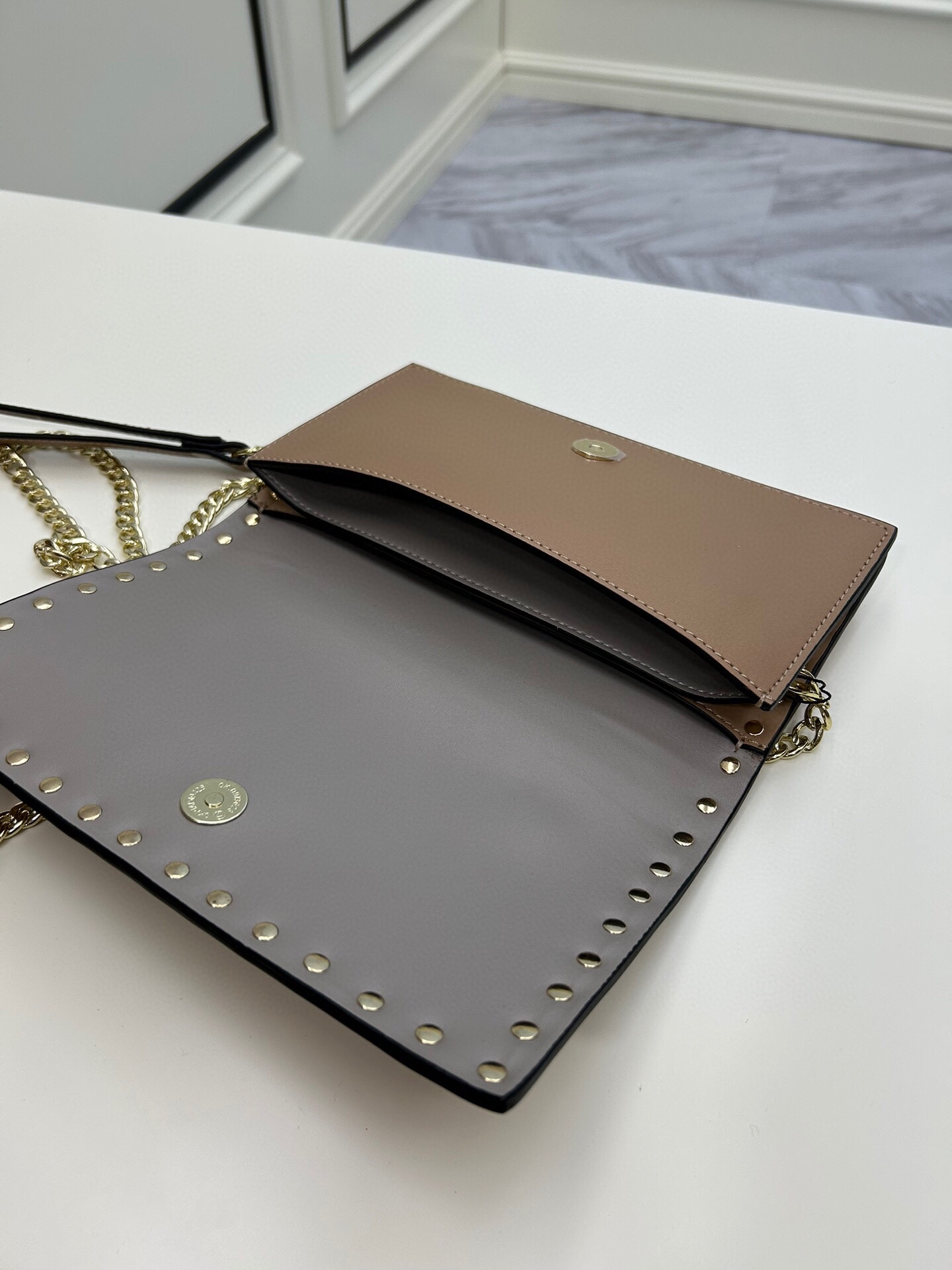 、772#Valentino Garavani Rockstud 采用进口牛皮手拿包🌟🌟🌟铂金后处理铆钉